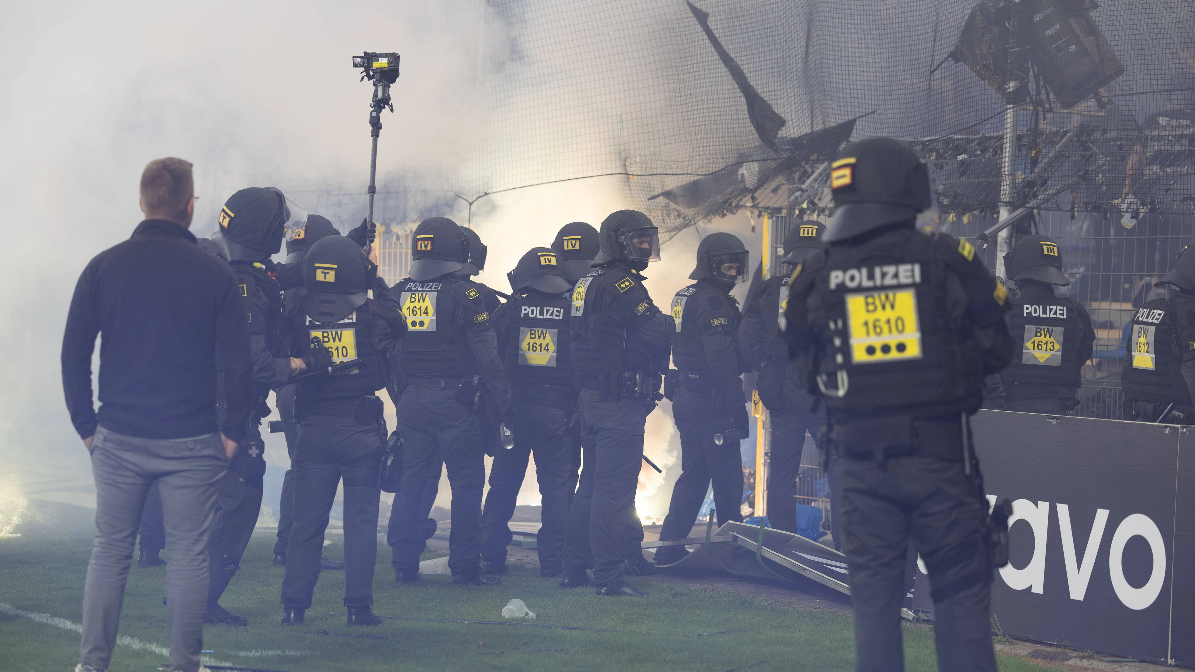 Heute.at - 35 Polizisten bei Skandal-Derby in Deutschland verletzt