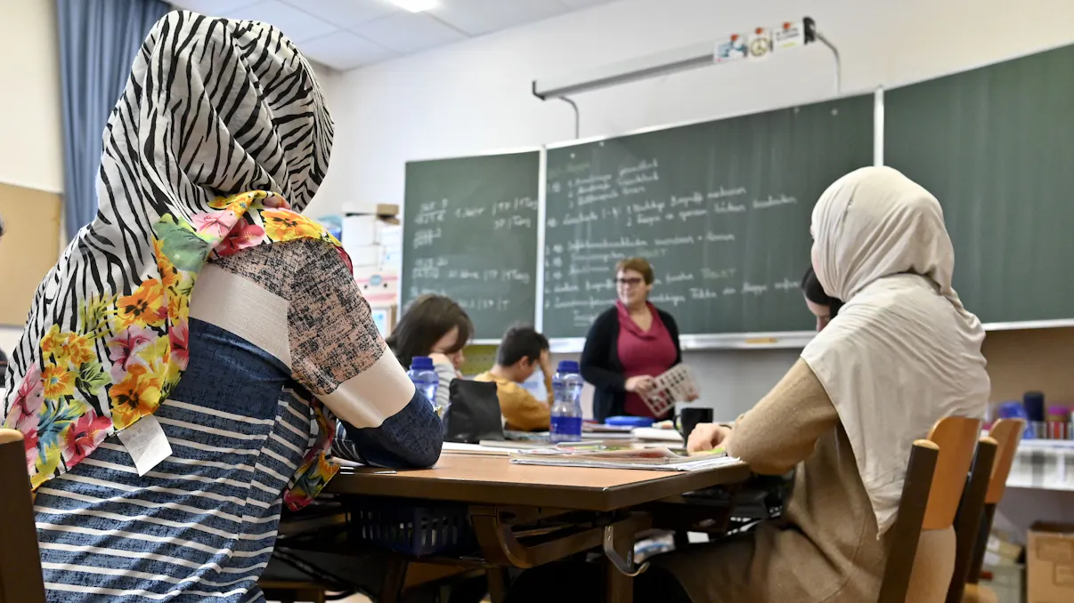 The start of the school year will be tricky. Headscarf ban begins! Muslims announce resistance