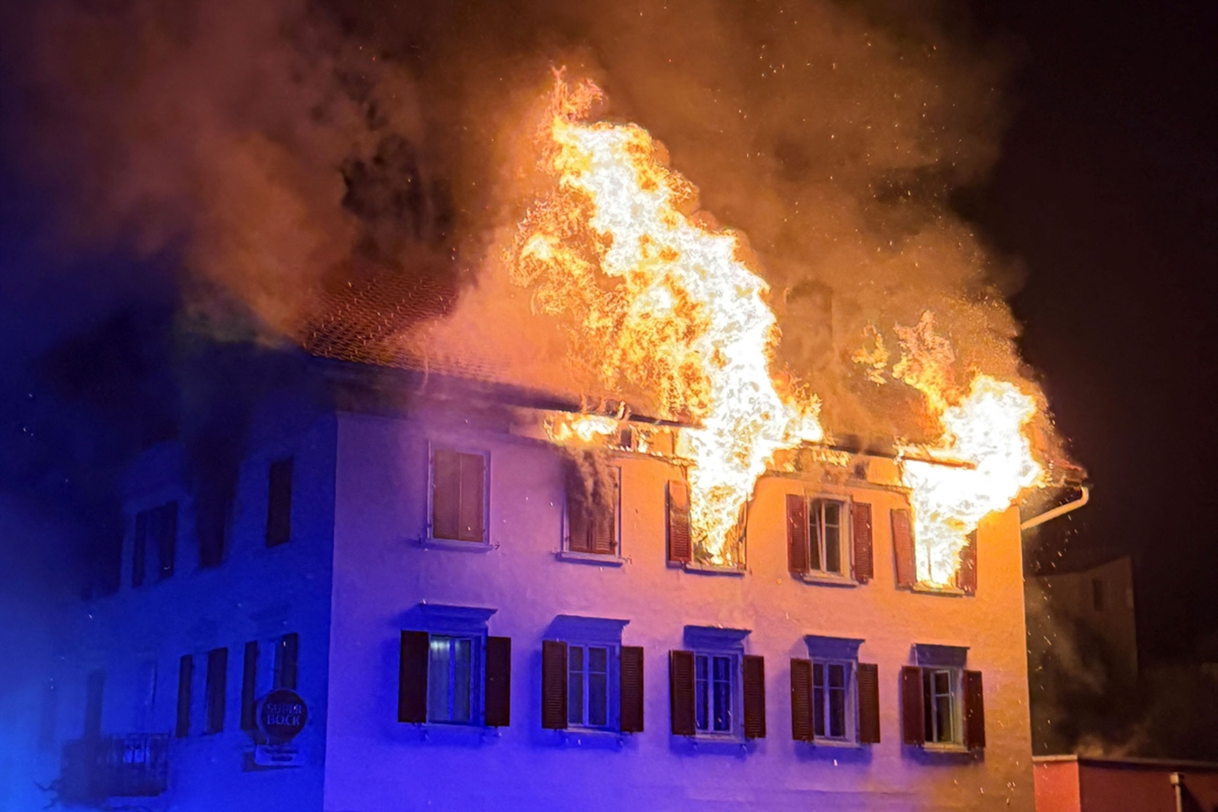 Bei dem Brand kamen mindestens zwei Menschen ums Leben, weitere werden noch vermisst. 