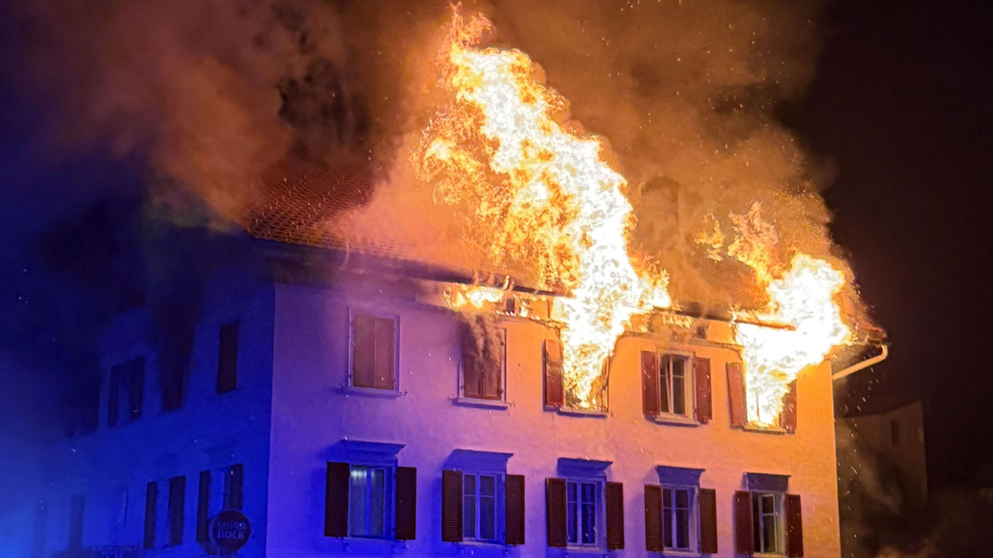 Bei dem Brand kamen mindestens zwei Menschen ums Leben, weitere werden noch vermisst. 