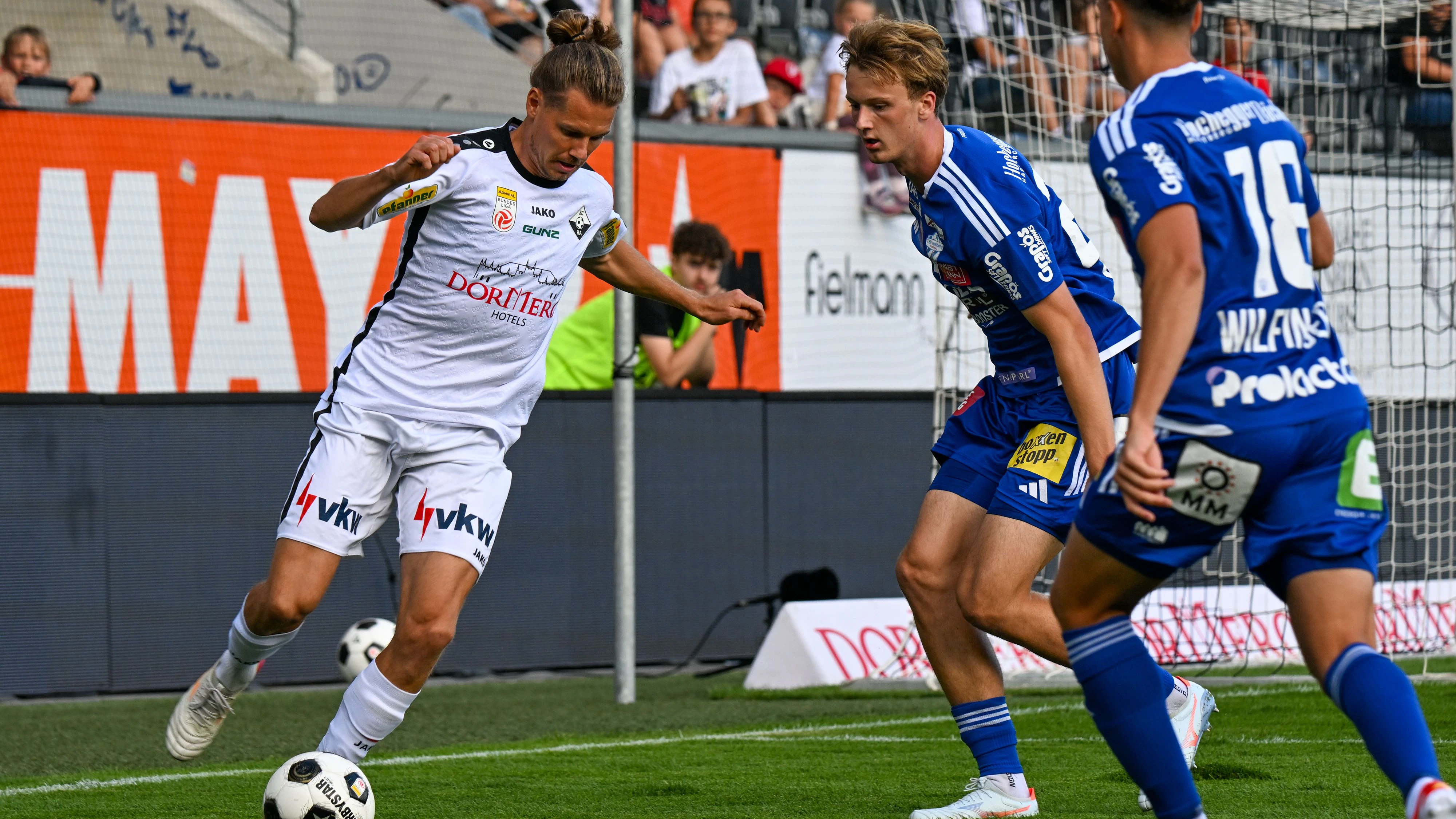 ALTACH,AUSTRIA,22.AUG.26 - SOCCER - ADMIRAL Bundesliga, SCR Altach vs TSV Hartberg. Image shows Patrick Greil (Altach), Konstantin Schopp and Fabian Wilfinger (Hartberg).  Photo: GEPA pictures/ Oliver Lerch