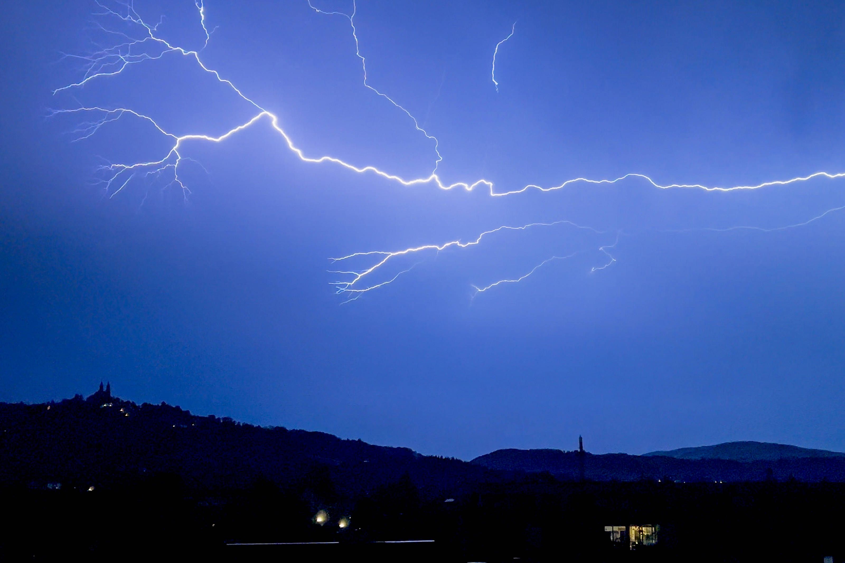 Heute.at - Neue Gewitter-Welle nimmt Kurs auf Österreich