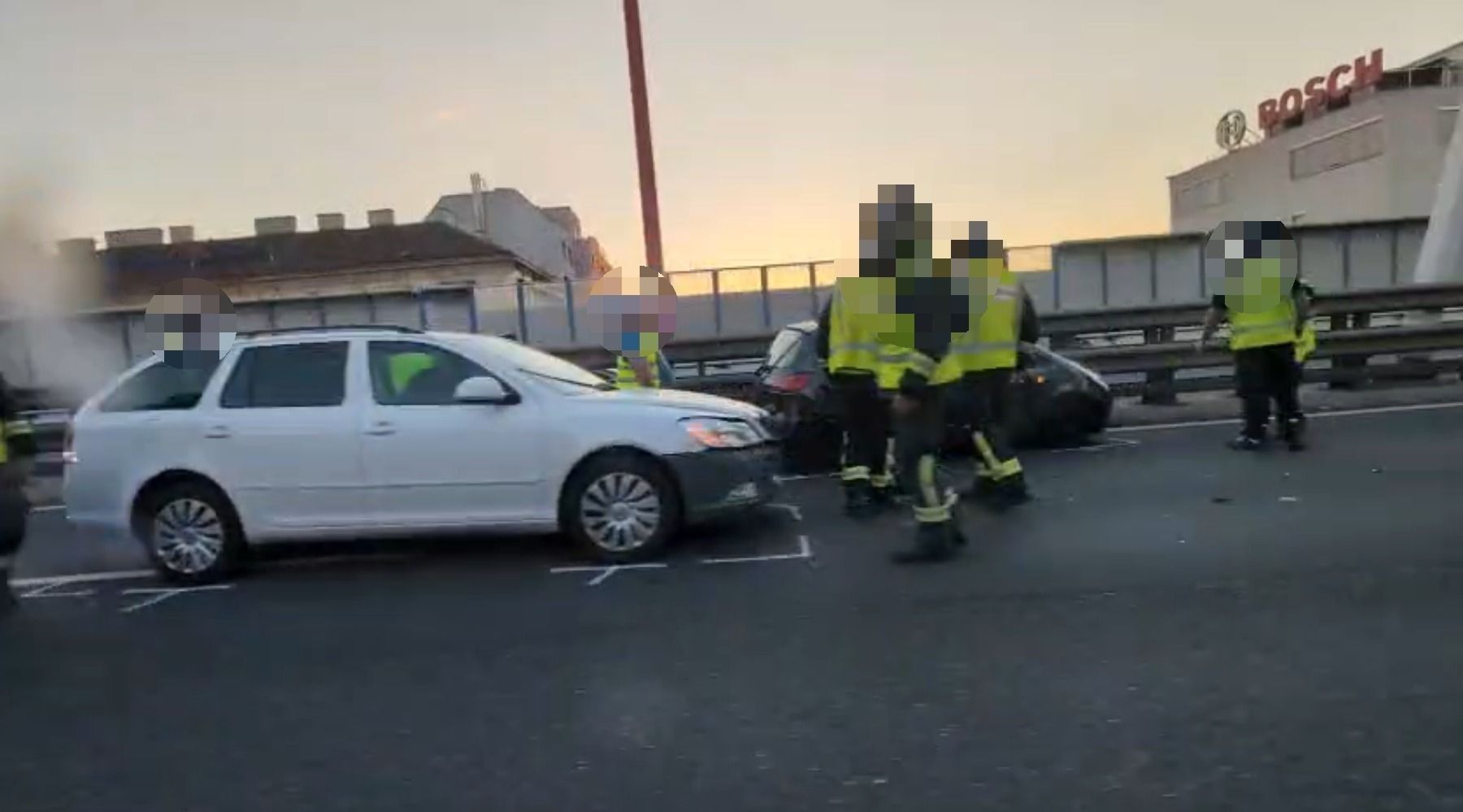 Am Samstagabend kam es auf der Südosttangente in Wien zu einer Kollision zwischen zwei Fahrzeugen. Ein Blaulicht-Einsatz war die Folge.