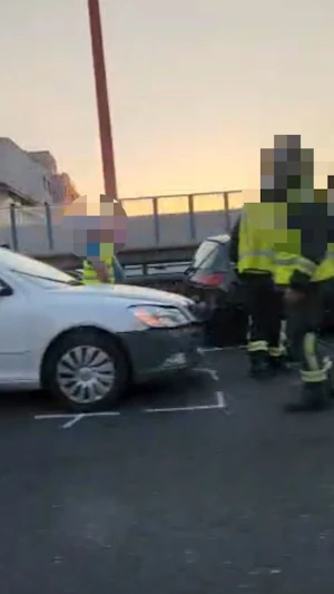 Unfall Südosttangente Wien: Mehrere Fahrstreifen gesperrt, 2,6 Kilometer Stau und Blaulichteinsatz am Samstagabend laut ASFINAG.