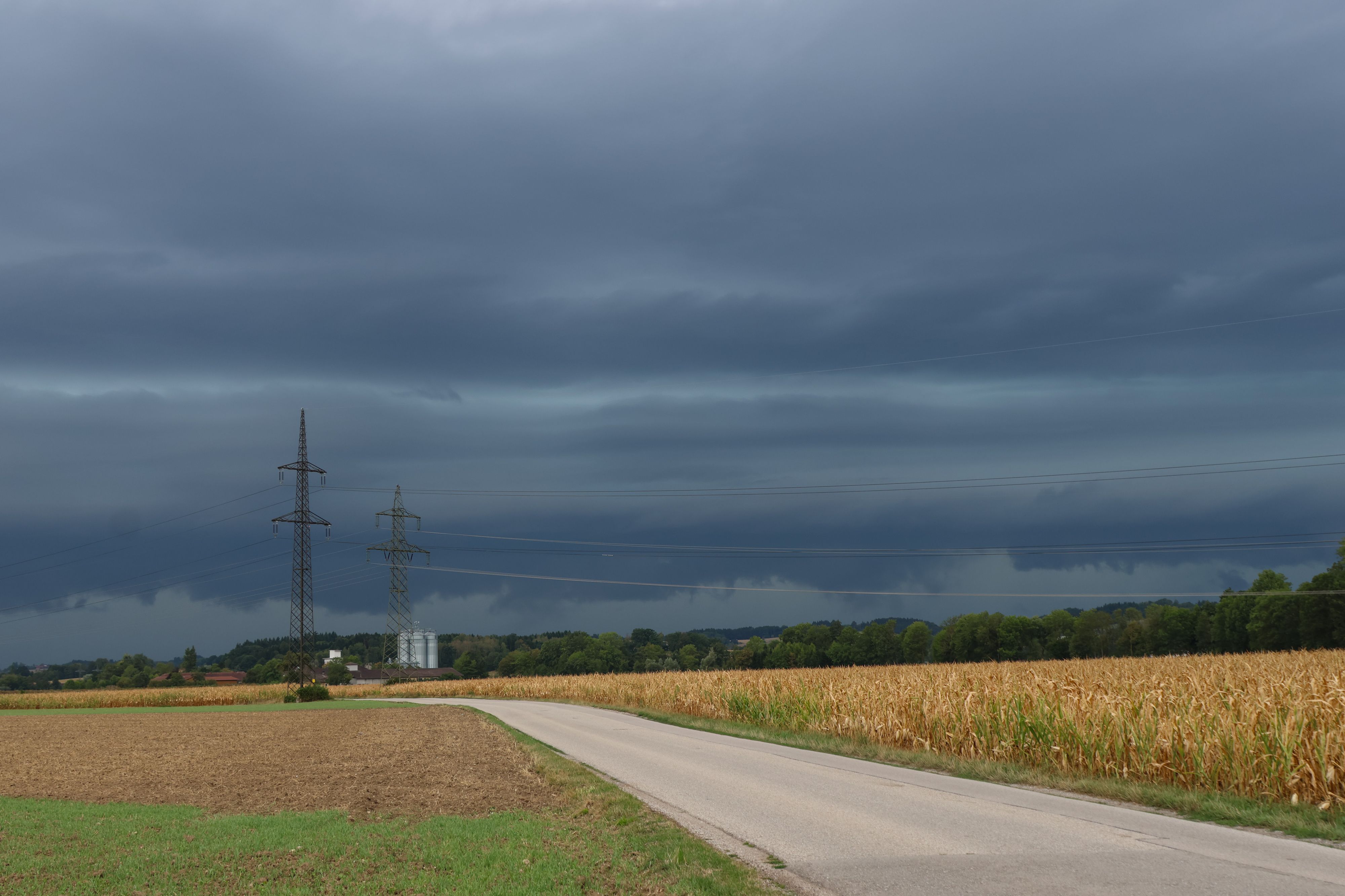 Ein heftige Unwetterfront traf am Freitagnachmittag auf Teile Österreichs. Besonders betroffen waren Oberösterreich und Niederösterreich.