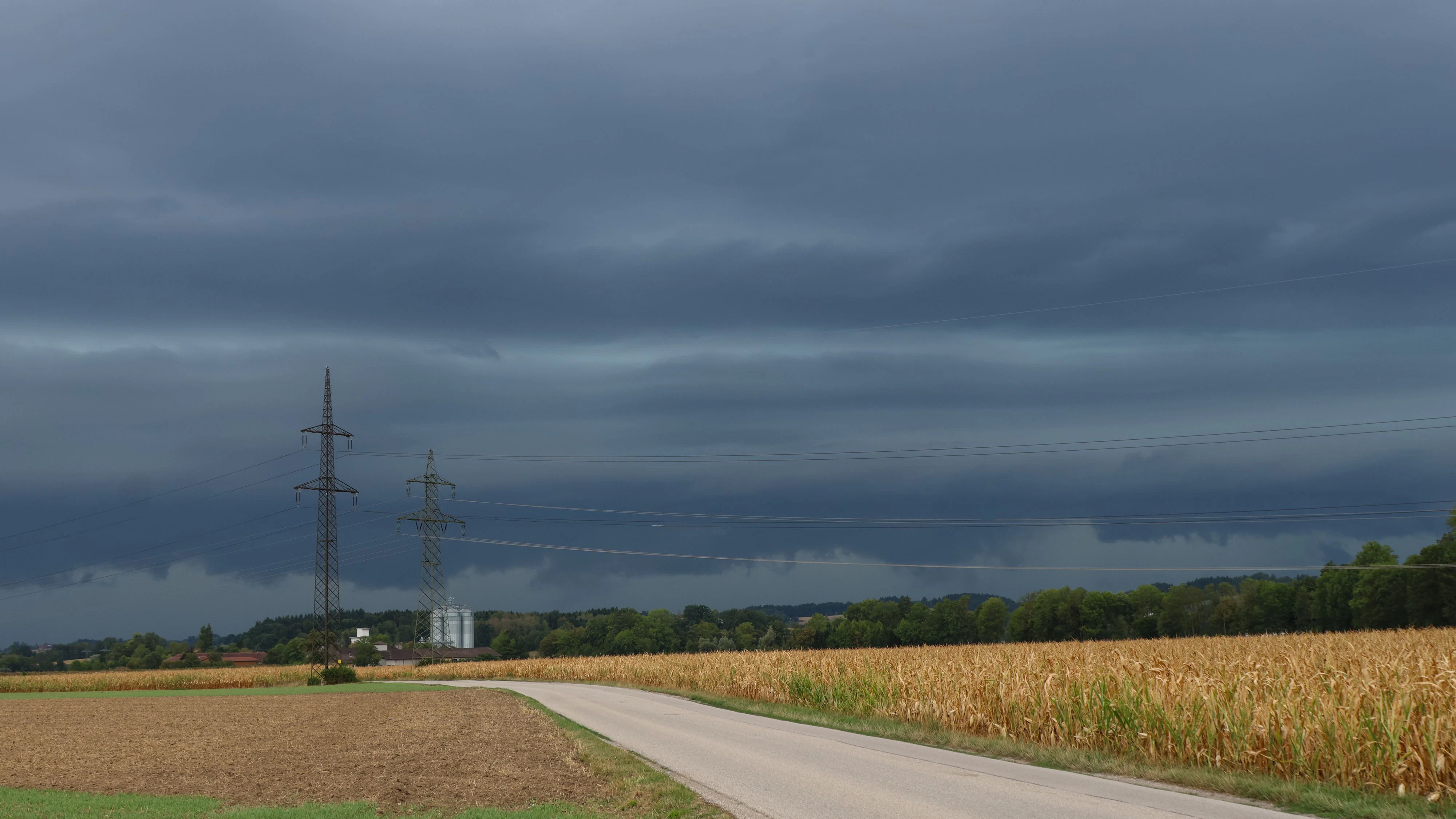 Ein heftige Unwetterfront traf am Freitagnachmittag auf Teile Österreichs. Besonders betroffen waren Oberösterreich und Niederösterreich.