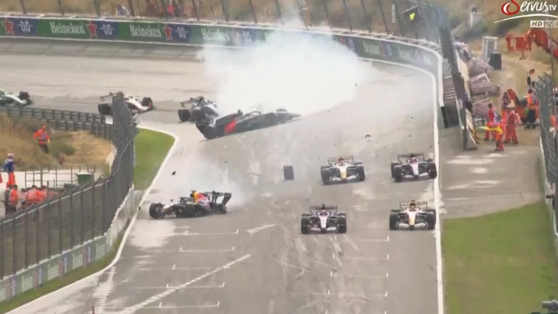 Max Verstappen schlägt in Zandvoort ein