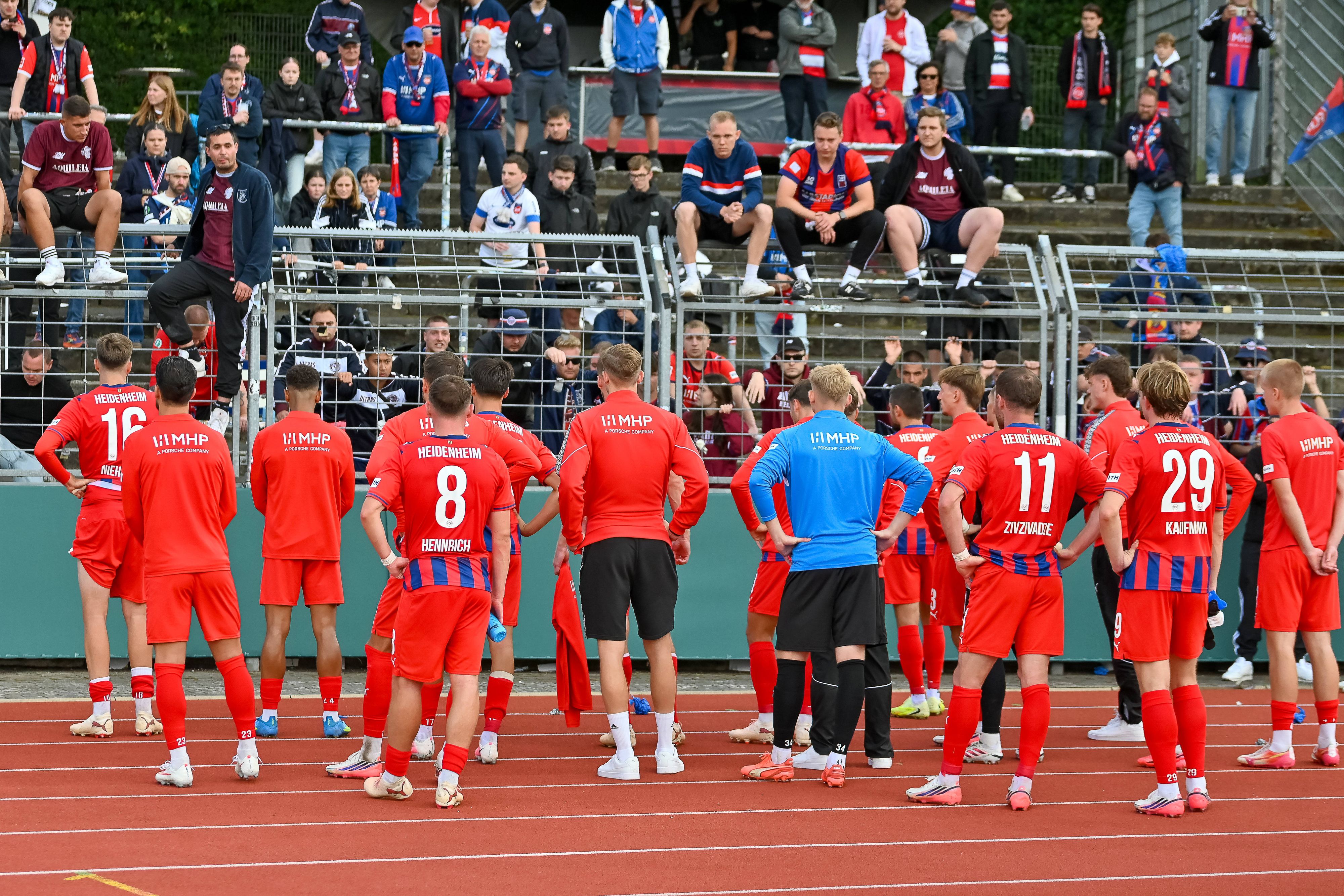 Mathias Honsak und seine Heidenheimer vor den Fans. 