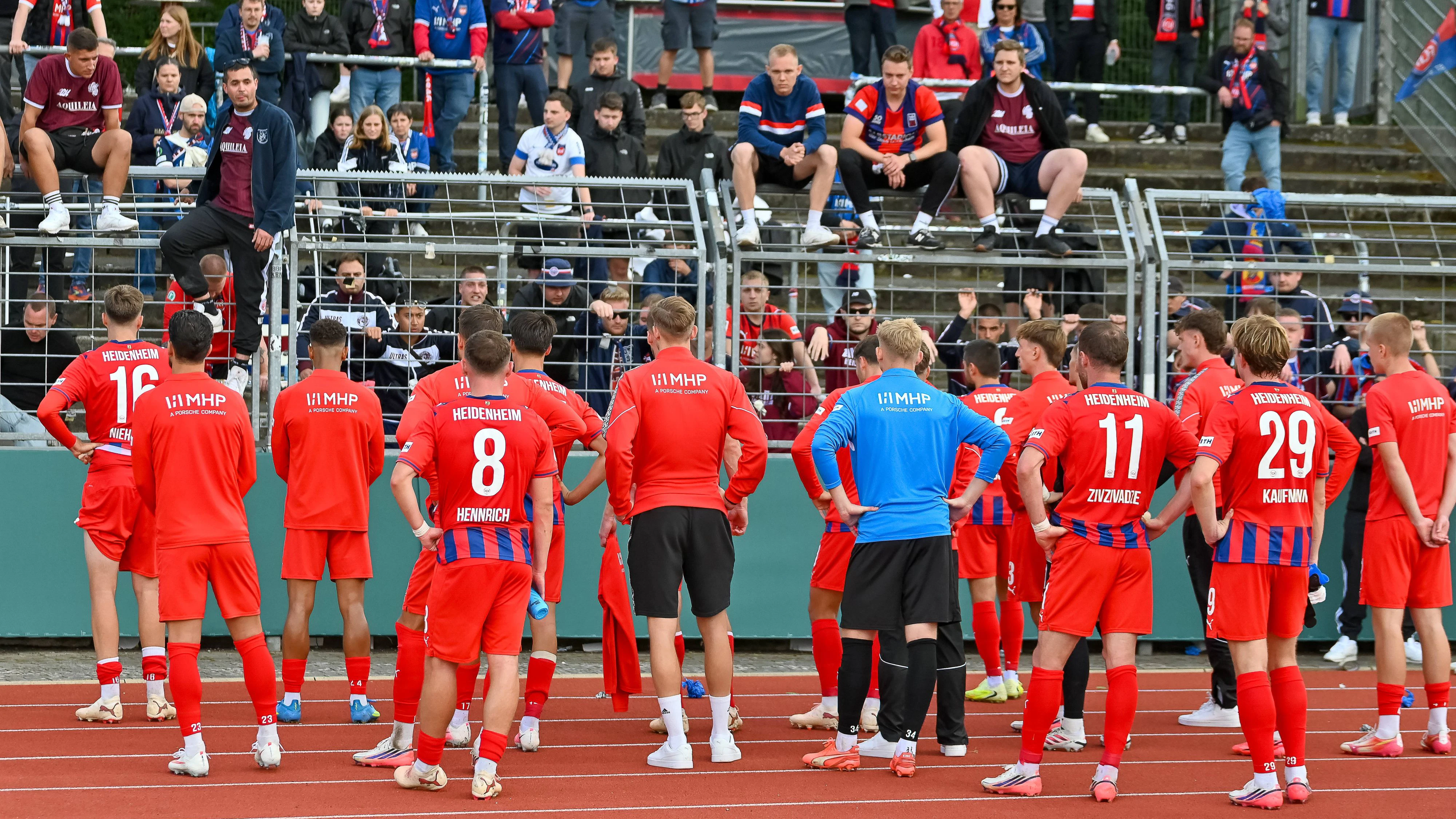 Mathias Honsak und seine Heidenheimer vor den Fans. 