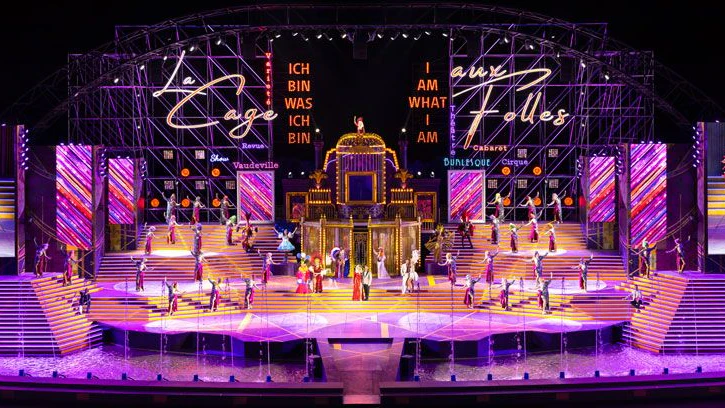 Bühnenbild „EIN KÄFIG VOLLER NARREN - La Cage aux Folles“