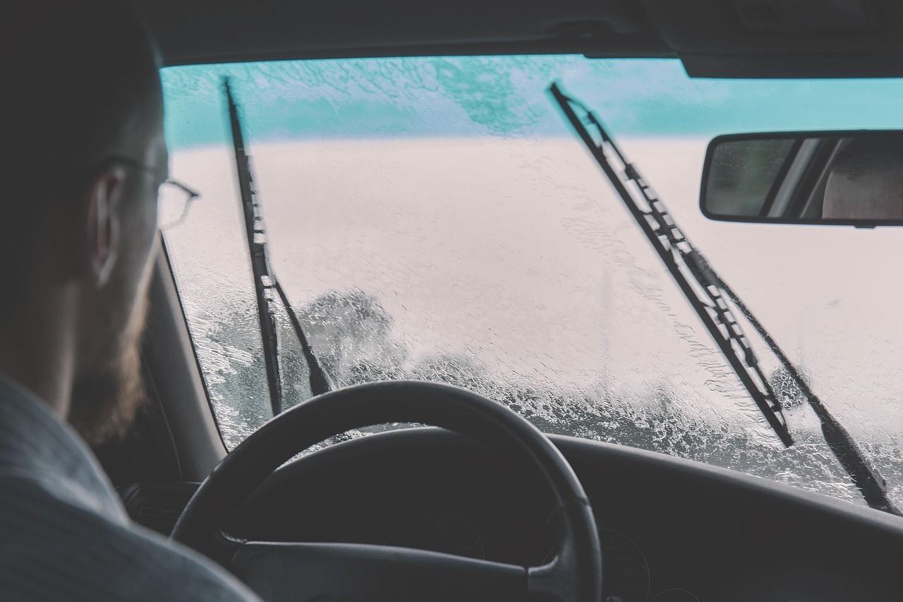 Autofahrt im Regen mit Scheibenwischer