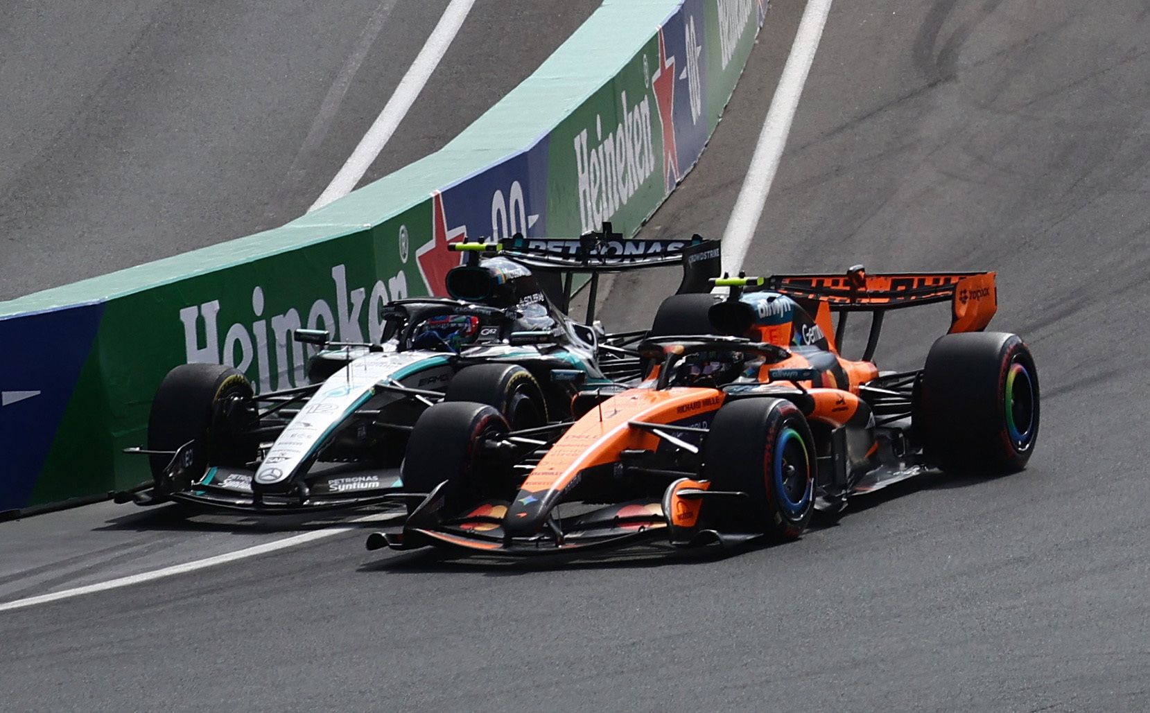 Kimi Antonelli im Zweikampf mit Lando Norris