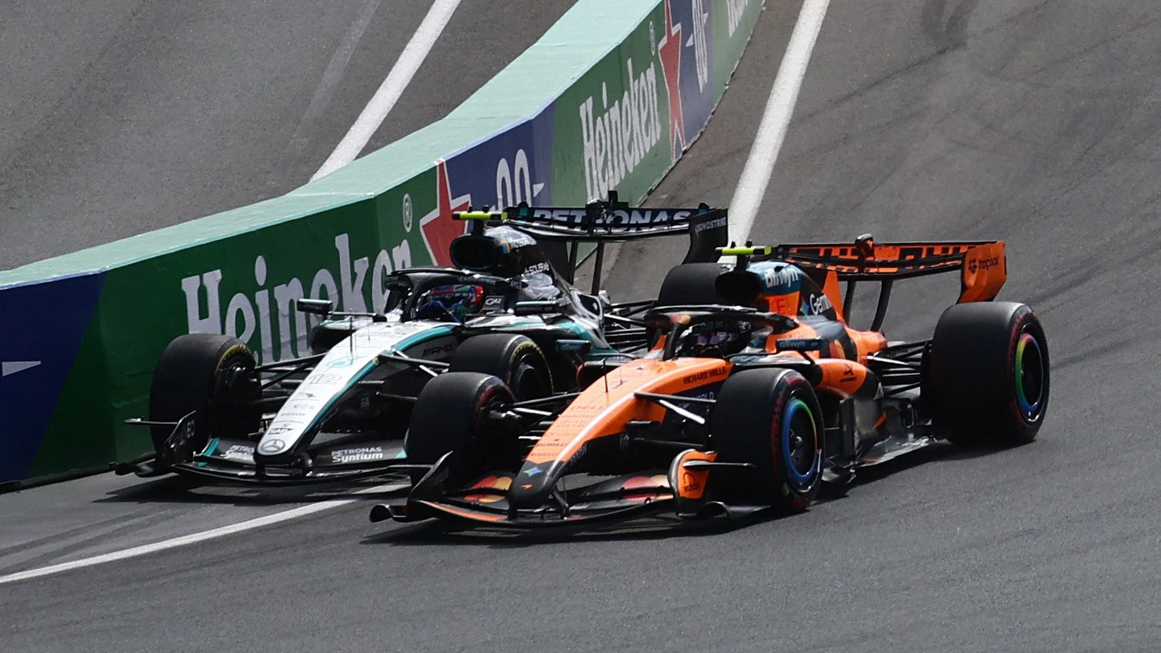 Kimi Antonelli im Zweikampf mit Lando Norris