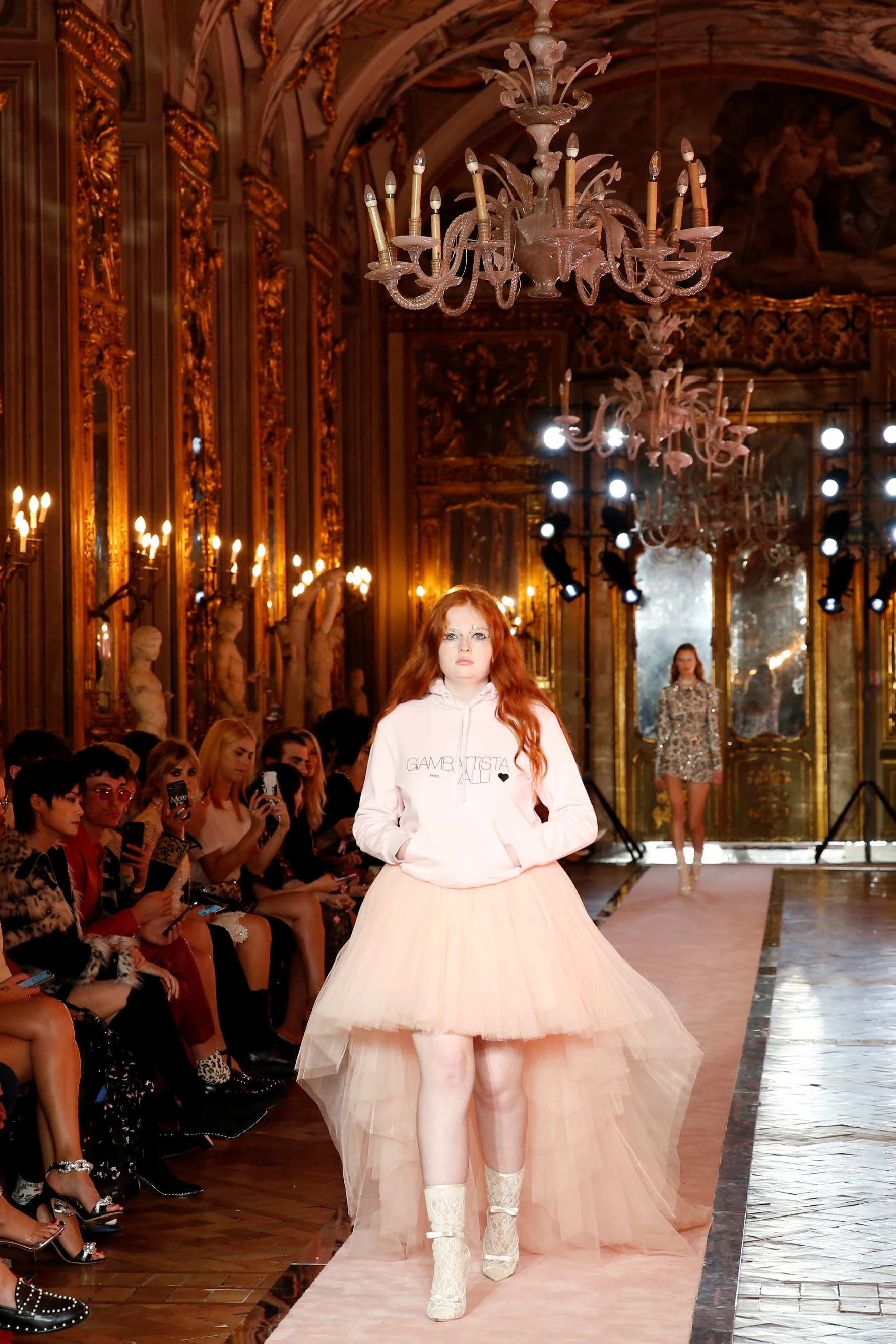 Plus-Size-Model bei einer H&M-Fashionshow anlässlich der Kooperation mit dem Designer Giambattista Valli 2019. Heuer kickte H&M erstmals alle Kleider in 3XL und 4XL aus dem Sortiment