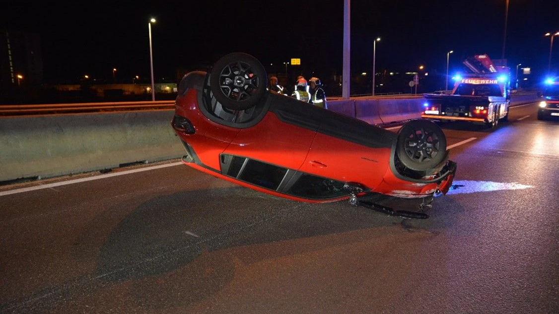 Heute.at - Wilde Szenen auf S2! Lenker crasht, Bruder festgenommen