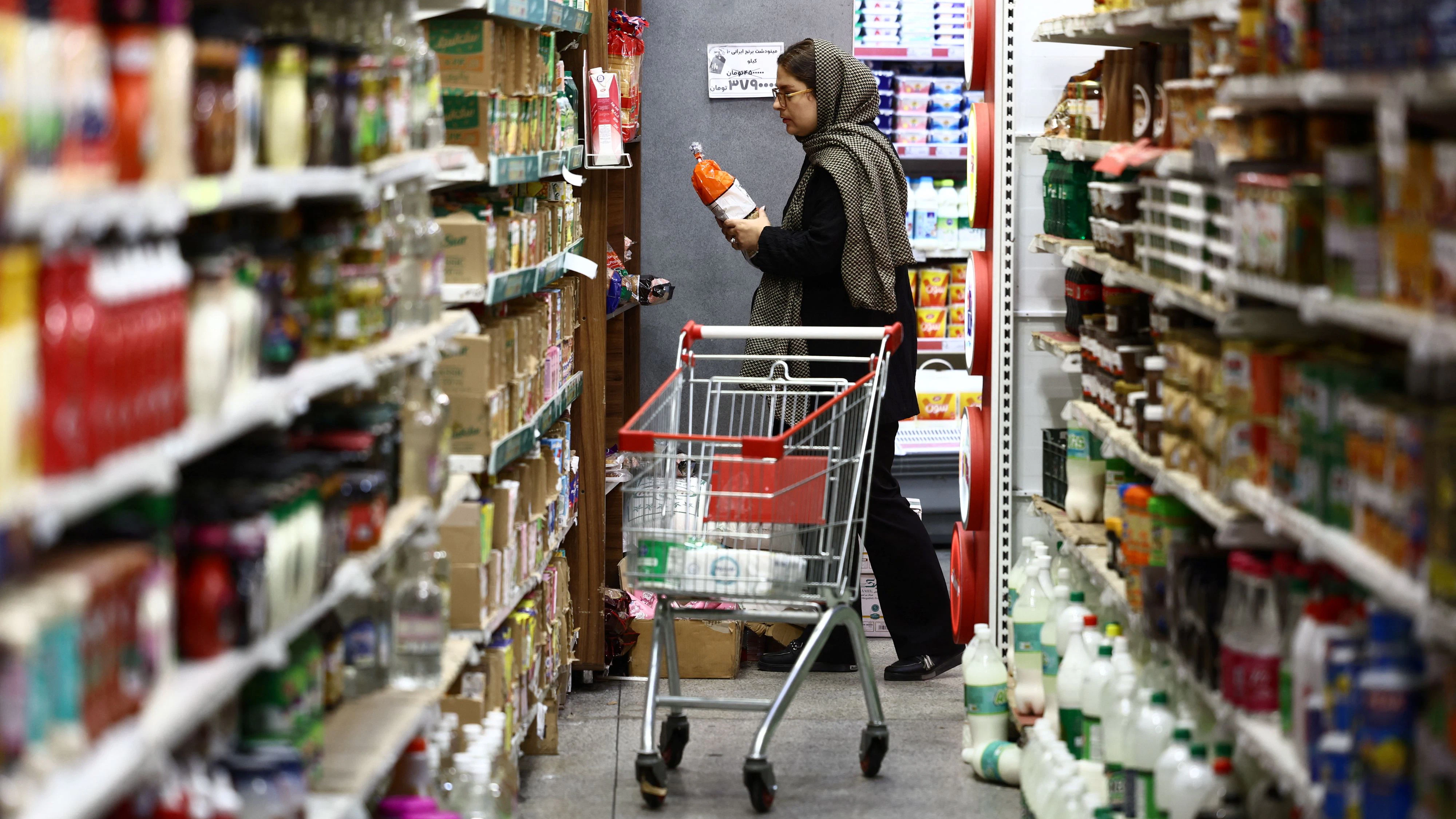 An Iranian woman shops in a store in Tehran, Iran, April 28, 2026. Majid Asgaripour/WANA (West Asia News Agency) via REUTERS ATTENTION EDITORS - THIS PICTURE WAS PROVIDED BY A THIRD PARTY