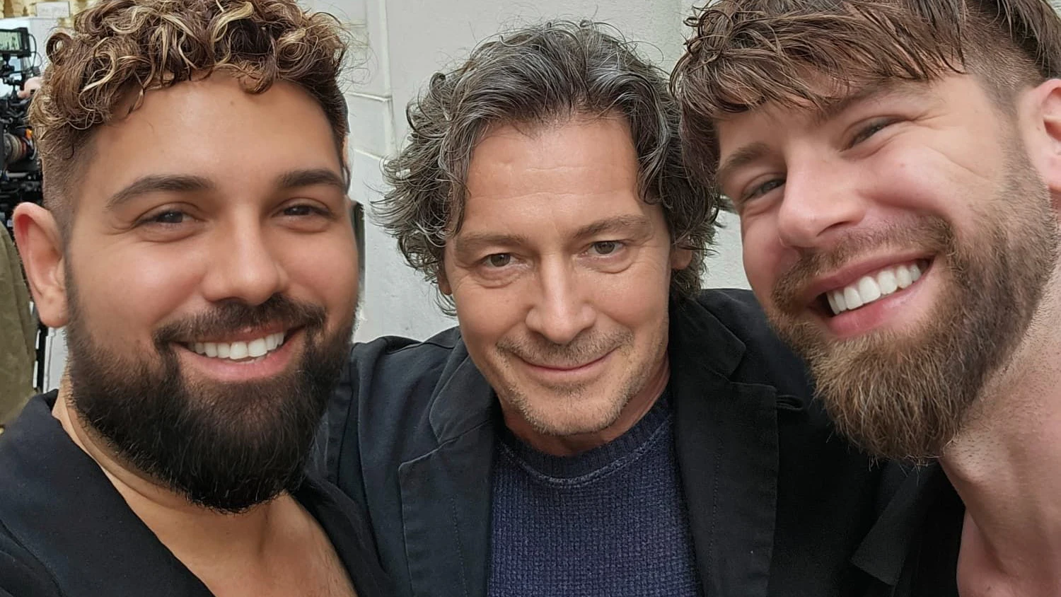 Die beiden "HAIRBYPETER"-Chefs Dejan Stankovic und Peter Pointinger mit Schauspieler Fritz Karl