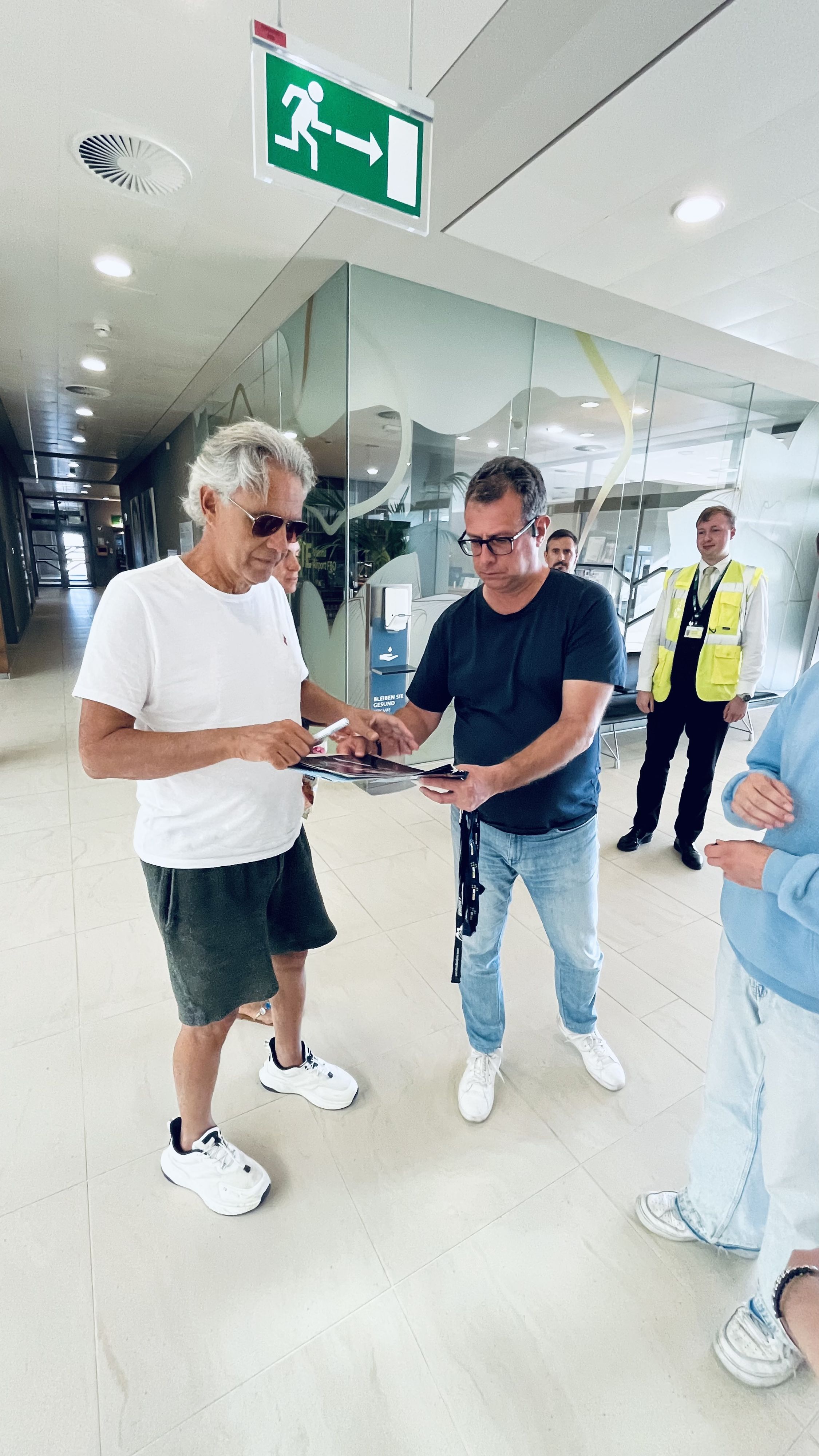 Heute.at - Bocelli ganz nah: Selfies und Autogramme in Wien