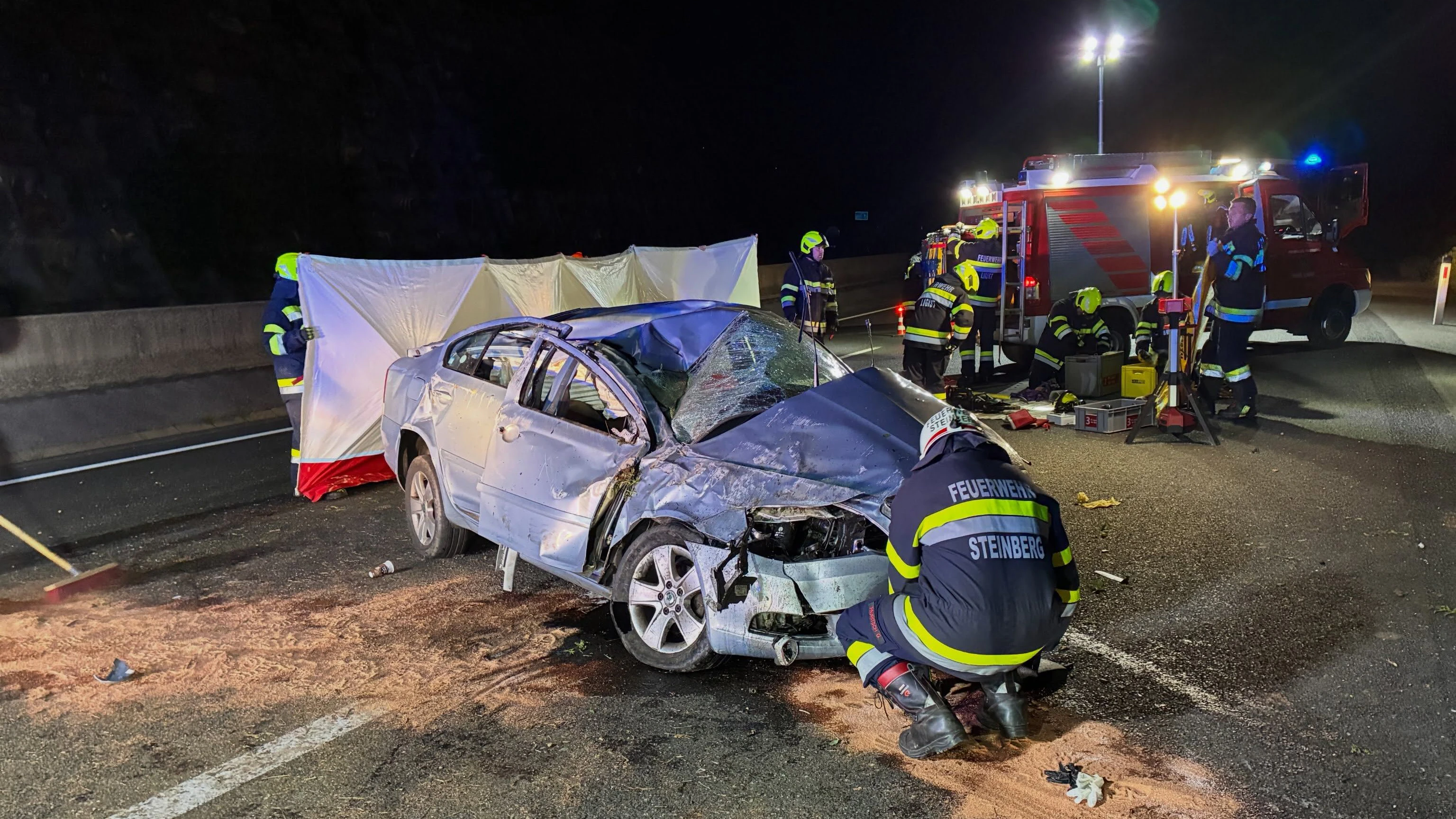 Heute.at - Auto überschlägt sich auf der Südautobahn – Großeinsatz