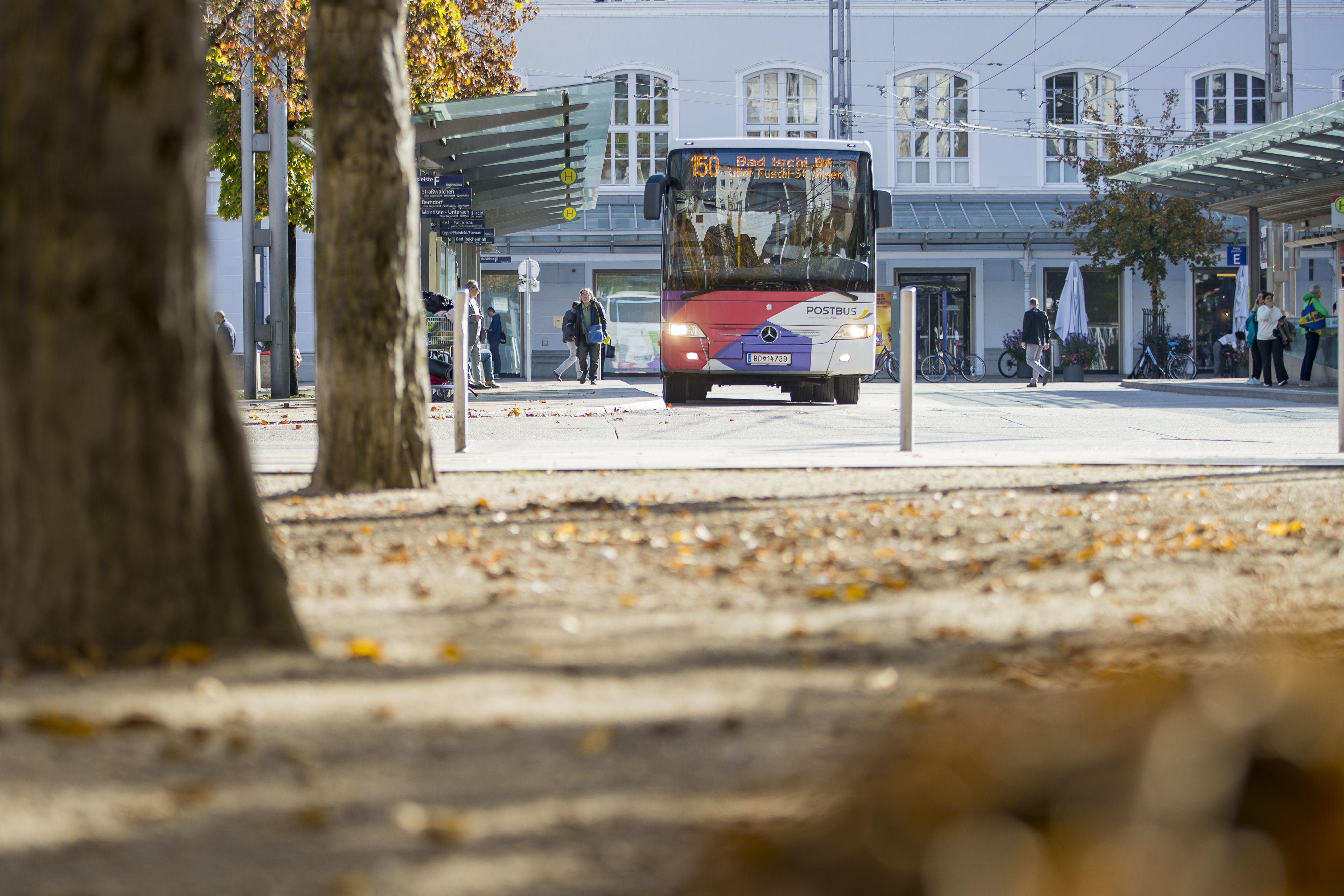 Der Salzburger musste am Hauptbahnhof auf den ersten Bus des Tages warten. 