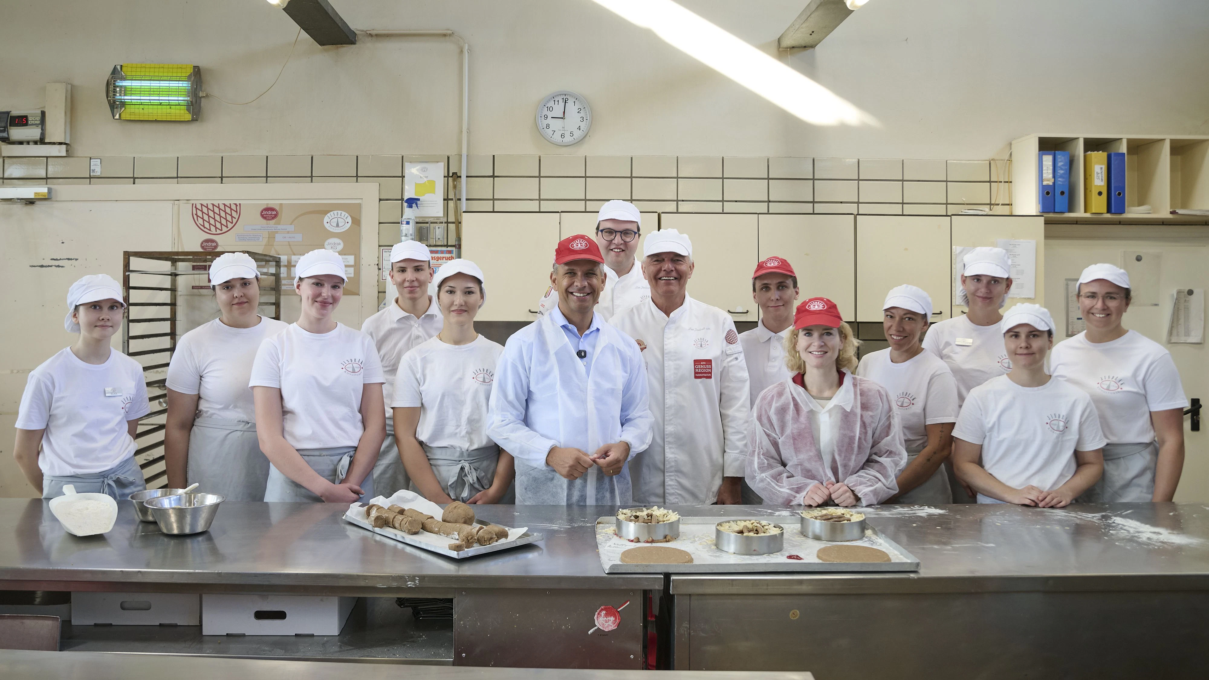 Wirtschaftsminister Hattmannsdorfer (ÖVP) und Wissenschaftsministerin Holzleitner (SPÖ) besuchten die Linzer Familien-Konditorei Jindrak, wo zahlreiche Lehrlinge ausgebildet werden.
