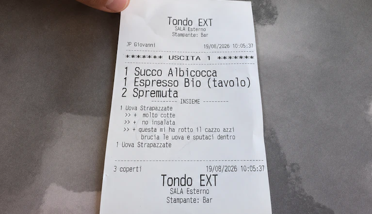 Ein schnelles Frühstück im italienischen Badeort Riccione nahe Rimini endete für eine Familie aus Florenz anders als erwartet: Auf dem Bestellzettel des Kellners stand eine deftige Beleidigung und die Aufforderung an den Koch, in die Eierspeise zu spucken. Mahlzeit.