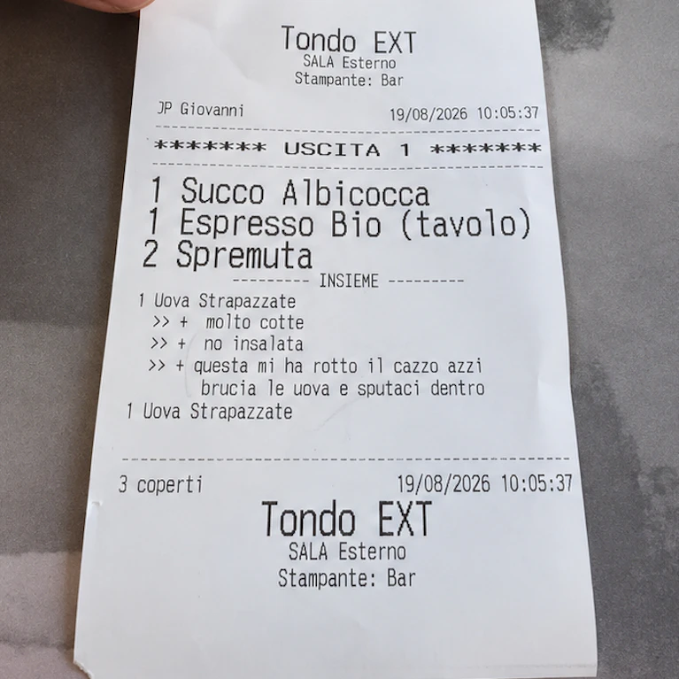 Ein schnelles Frühstück im italienischen Badeort Riccione nahe Rimini endete für eine Familie aus Florenz anders als erwartet: Auf dem Bestellzettel des Kellners stand eine deftige Beleidigung und die Aufforderung an den Koch, in die Eierspeise zu spucken. Mahlzeit.