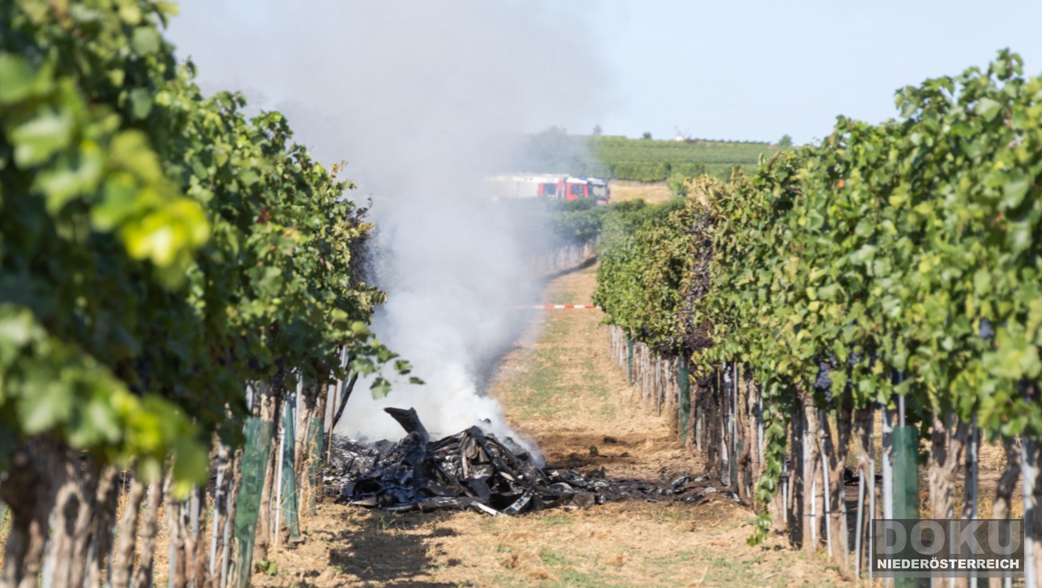 Ein völlig ausgebranntes Kleinflugzeug-Wrack