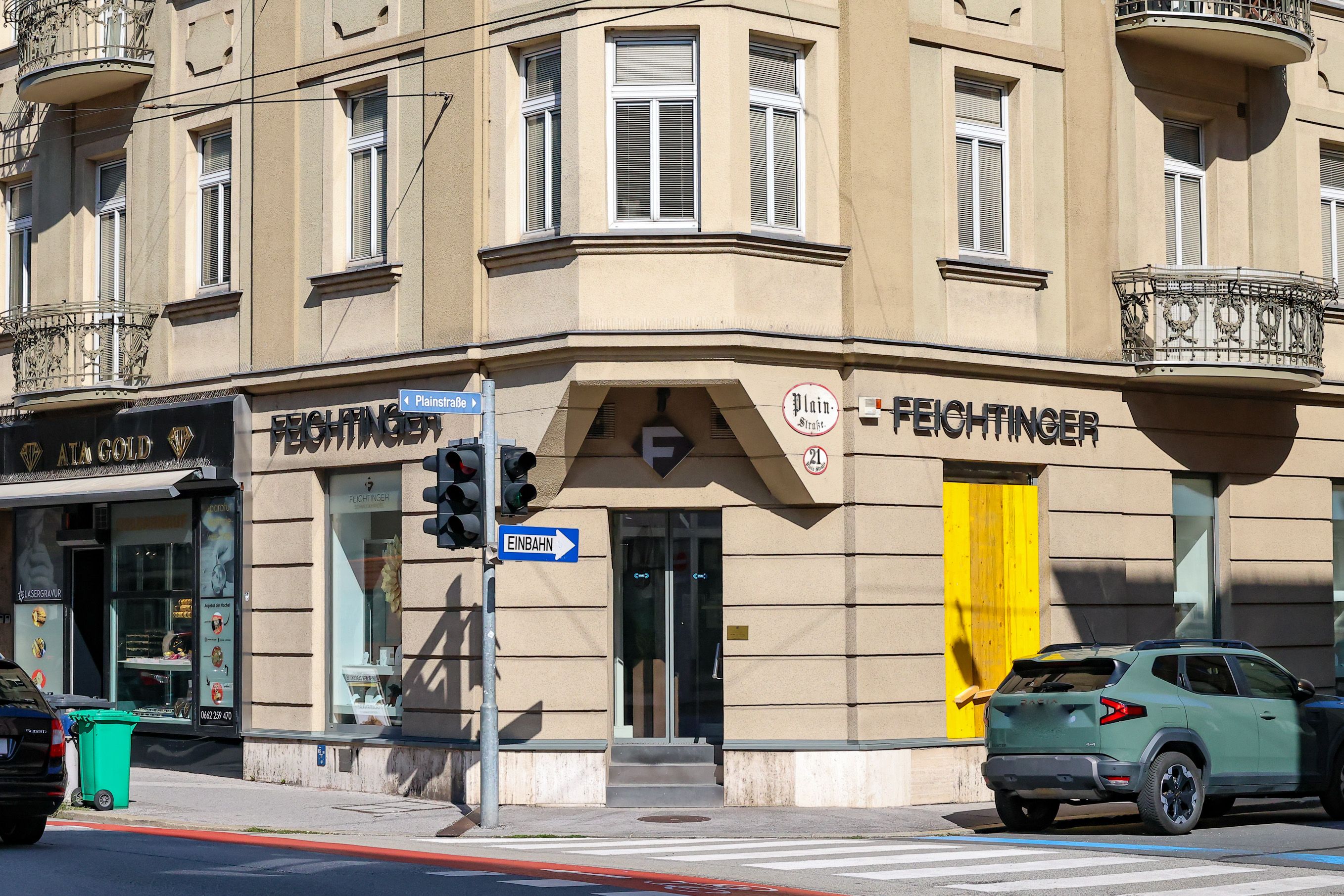 Die eingeschlagene Scheibe wurde notdürftig mit Schalltafeln verschlossen.