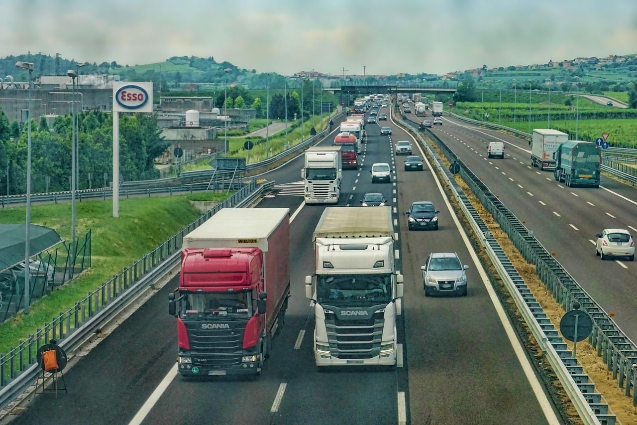 Lastwagen und Verkehr auf der Autobahn