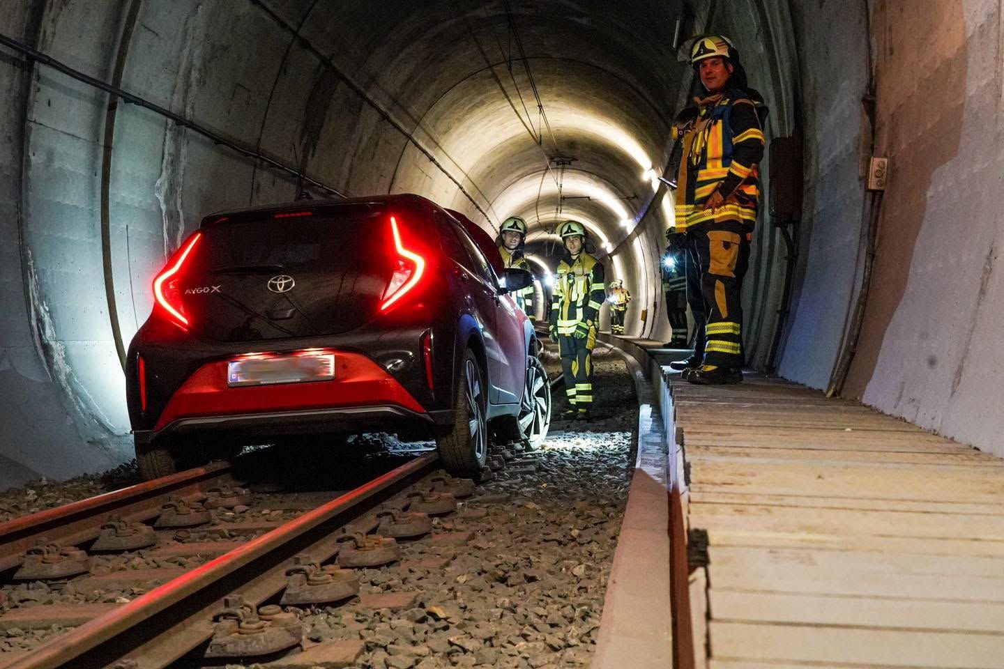 Die Feuerwehr sicherte das Fahrzeug, ehe es kontrolliert aus dem Tunnel gezogen werden konnte. 