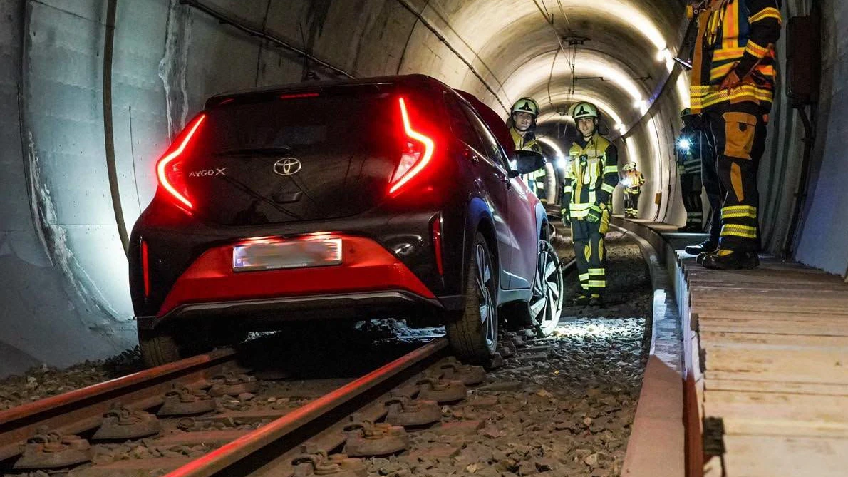 Heute.at - Lenkerin erlitt Notfall – Pkw fuhr in Bim-Tunnel ein