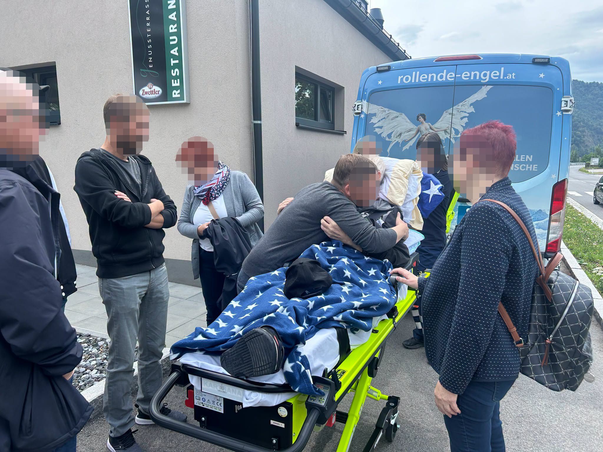 Ein rührendes Treffen: Hermann konnte mit seinen Angehörigen Geburtstag feiern.