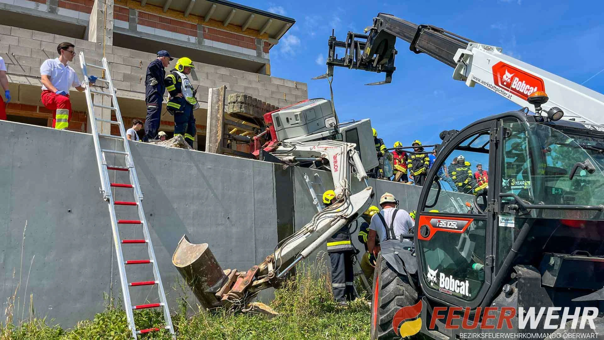 Heute.at - Lenker von umgestürztem Bagger eingeklemmt