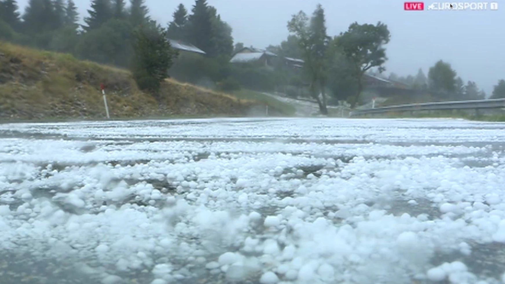 Eurosport zeigt Hagel-Bilder von der Straße.