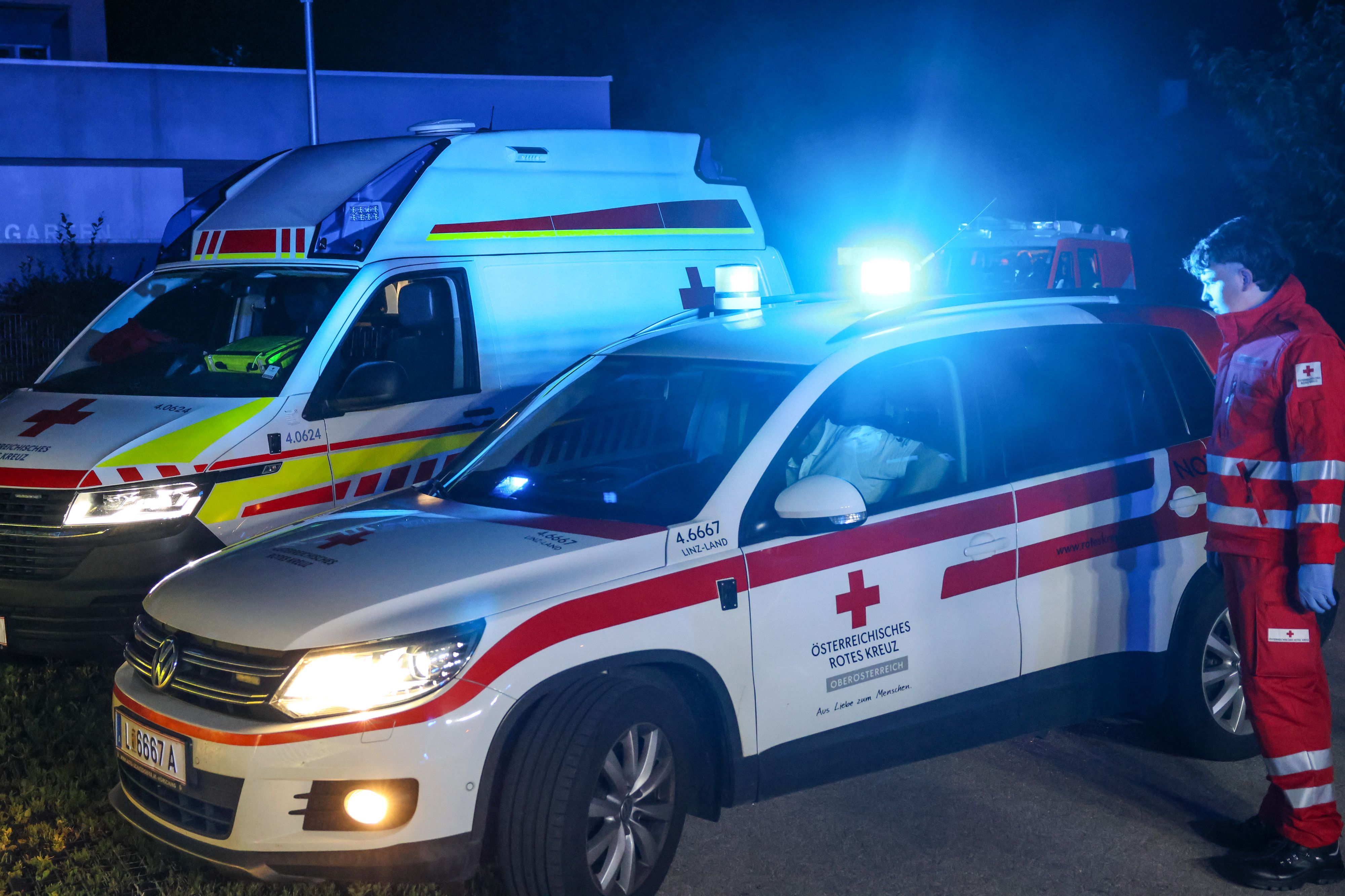 Heute.at - Feuerwehr rückt mitten in der Nacht zu Wohnhaus aus