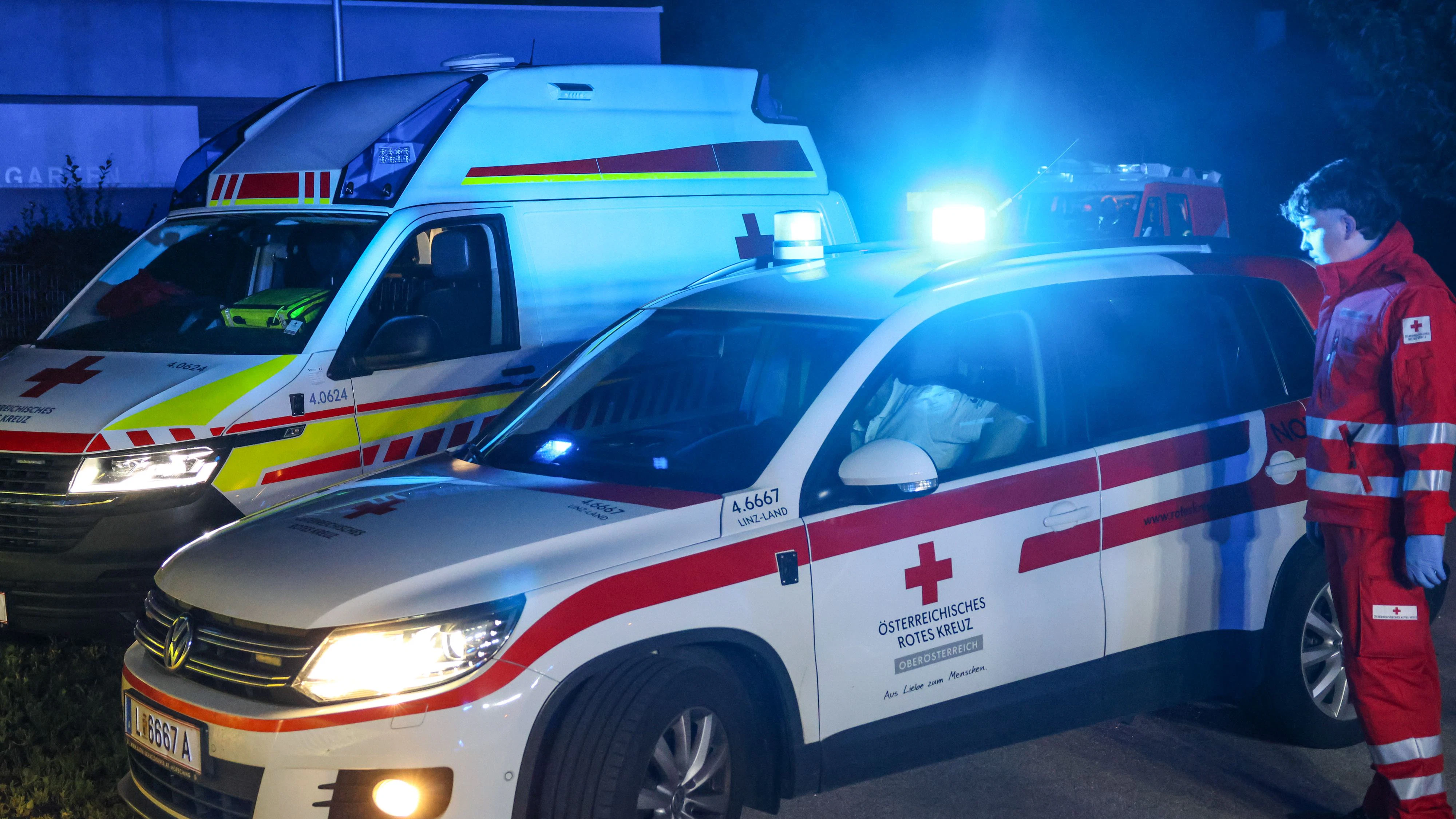 Heute.at - Feuerwehr rückt mitten in der Nacht zu Wohnhaus aus