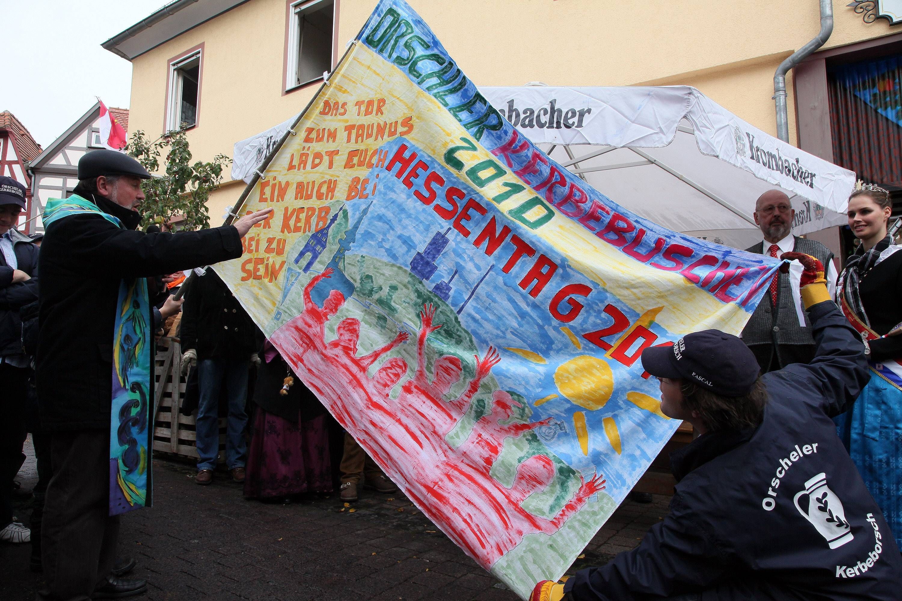 Pfarrer <strong>Andreas Unfried</strong> (li.) will seine Freundin heiraten. (Archivbild)