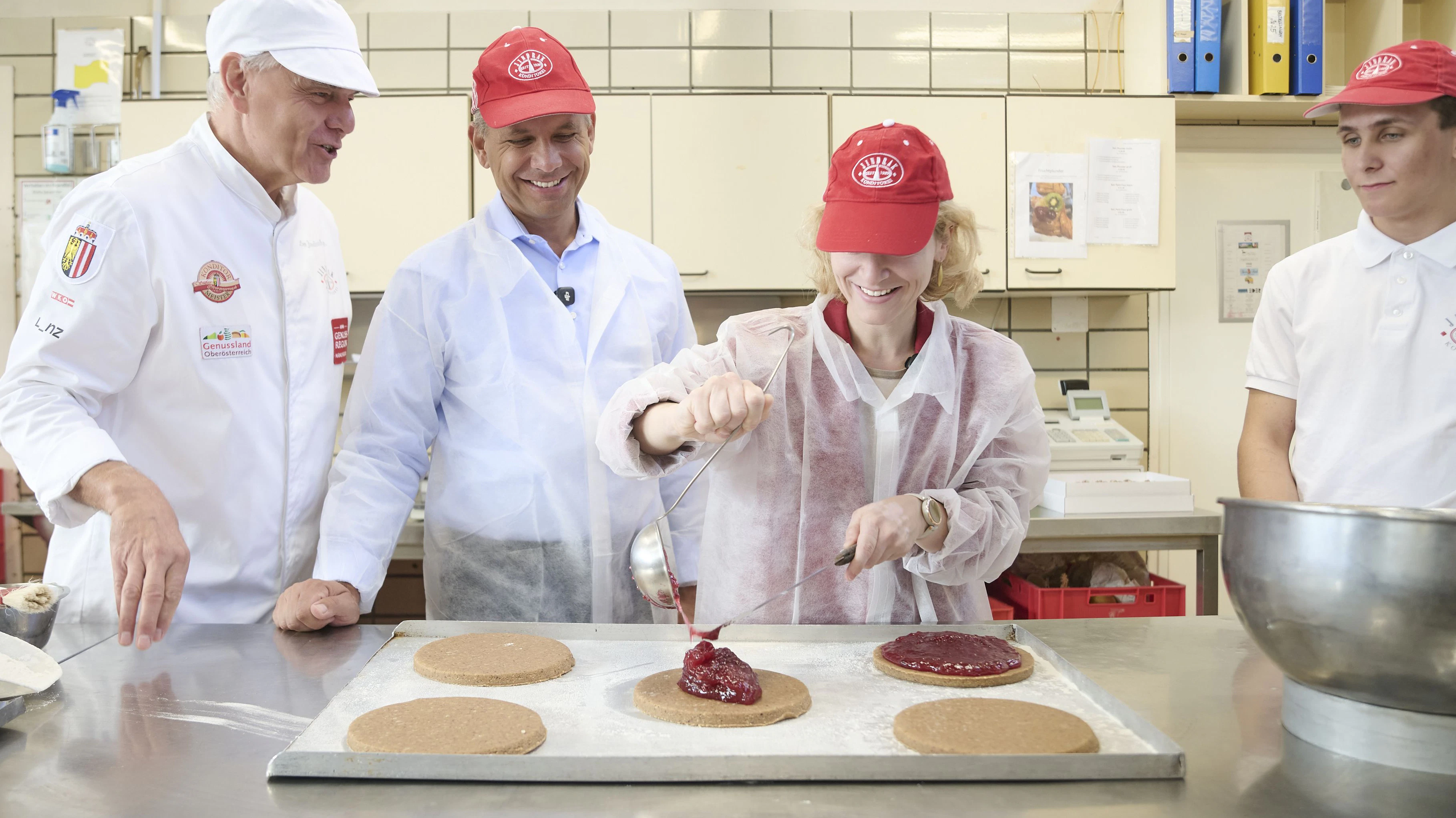 Unter Aufsicht von Konditormeister Leo Jindrak versuchten sich Hattmannsdorfer und Holzleitner an der Herstellung einer Linzer Torte.