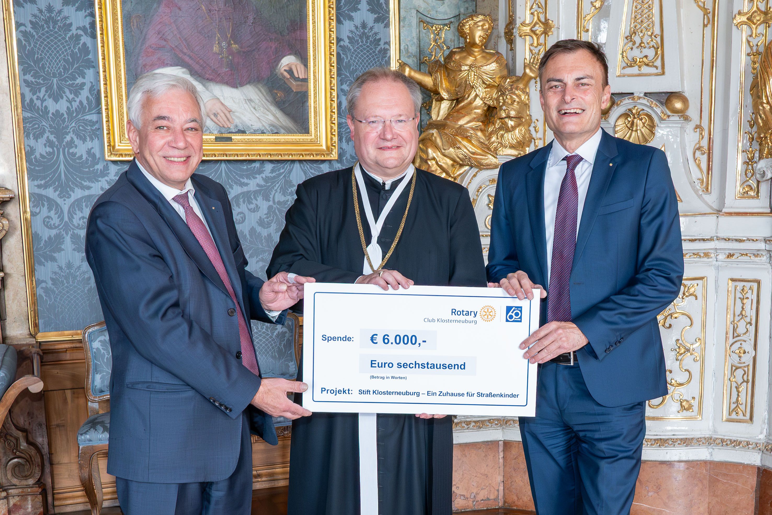 Richard Limbeck und Christian Hurek (re.) vom Rotary Club Klosterneuburg mit Propst Anton Höslinger