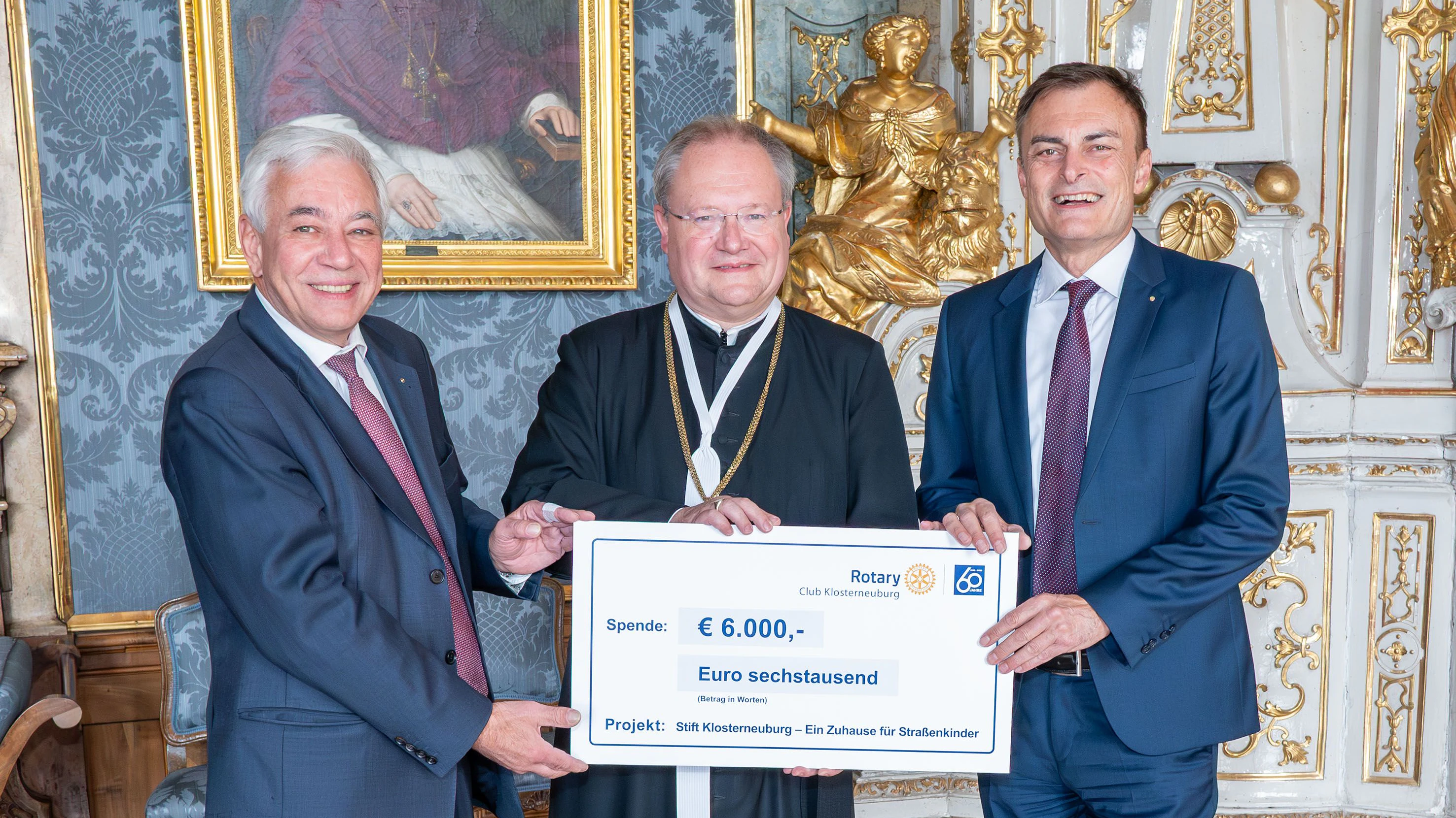 Richard Limbeck und Christian Hurek (re.) vom Rotary Club Klosterneuburg mit Propst Anton Höslinger