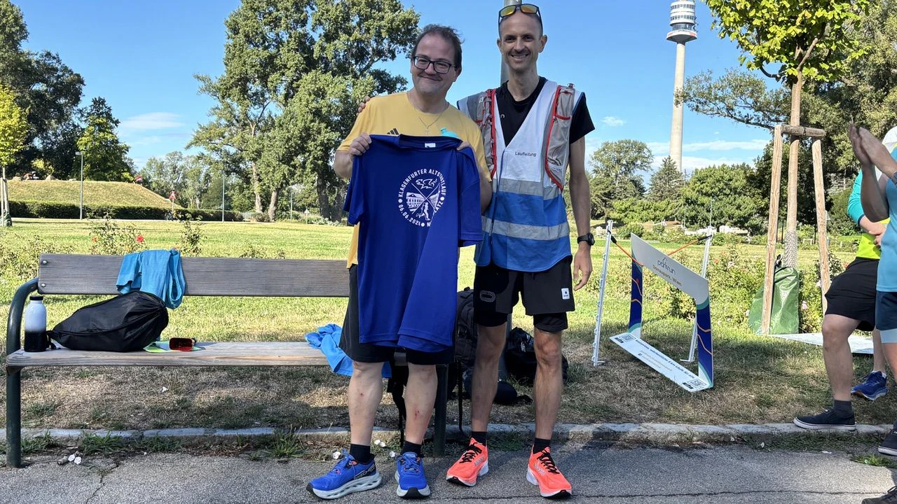 Claus Schlamadinger (li.) mit Renndirektor Lukas Gärtner und seinem geliebten T-Shirt.