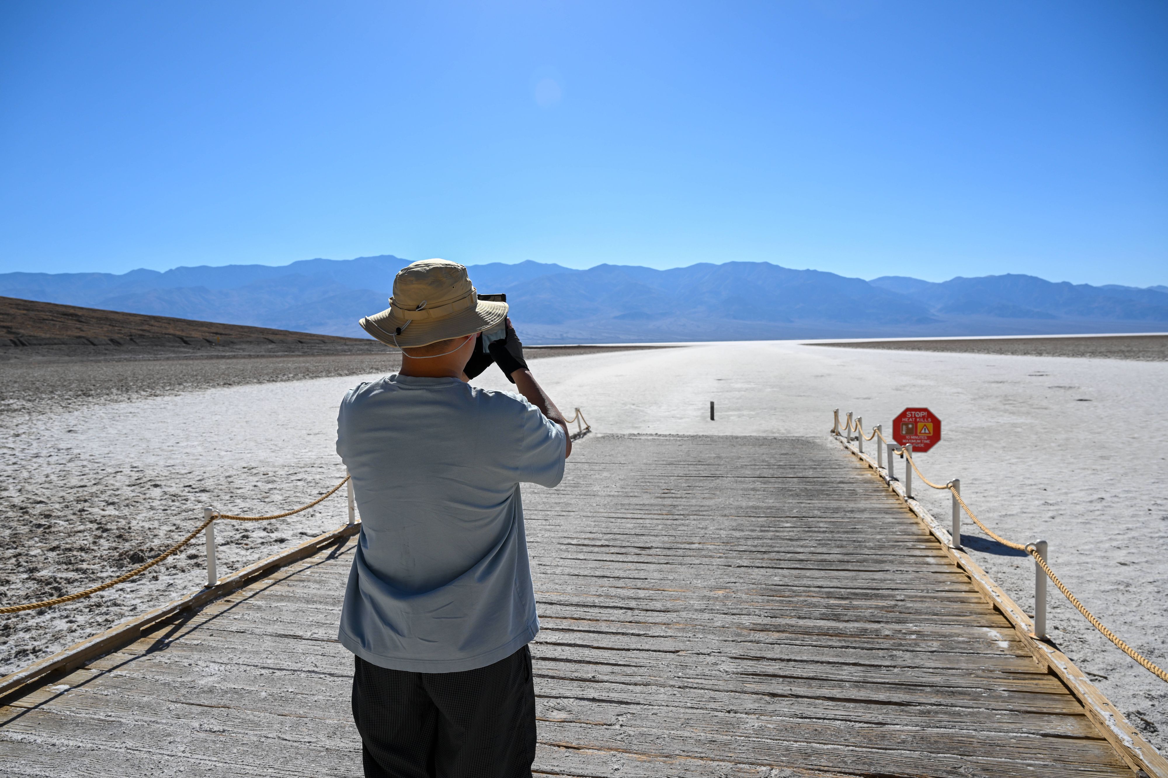 Touristen besuchen das Badwater Basin, eine surreale Salzebene am tiefsten Punkt Nordamerikas. Das Death Valley gilt weithin als der Ort mit der höchsten Lufttemperatur auf der Erde; der offizielle Rekordwert von 56,7 °C wurde am 10. Juli 1913 in Furnace Creek gemessen, auch wenn moderne Experten diesen Messwert anzweifeln.