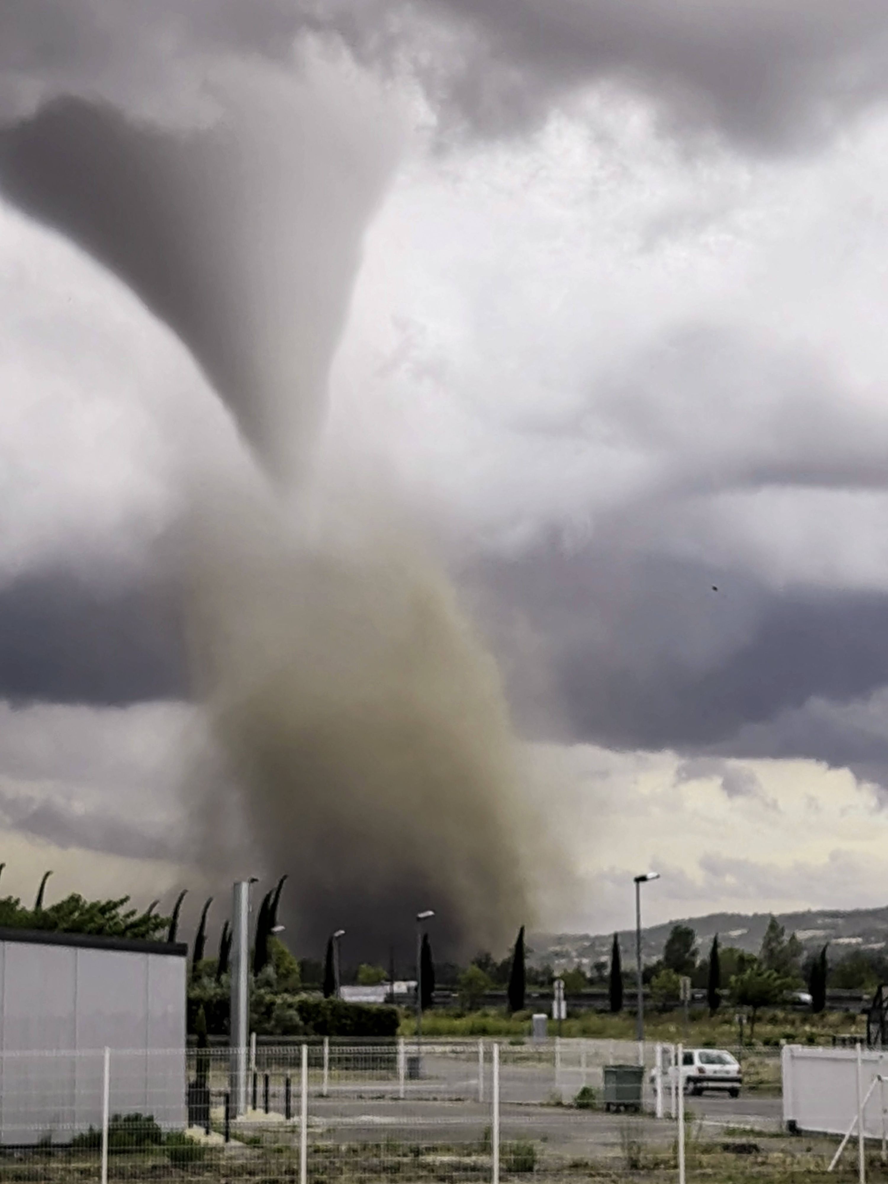 Atemberaubende Aufnahme des Tornados vom Dorf Cépie im Departement Aude in Frankreich aus.