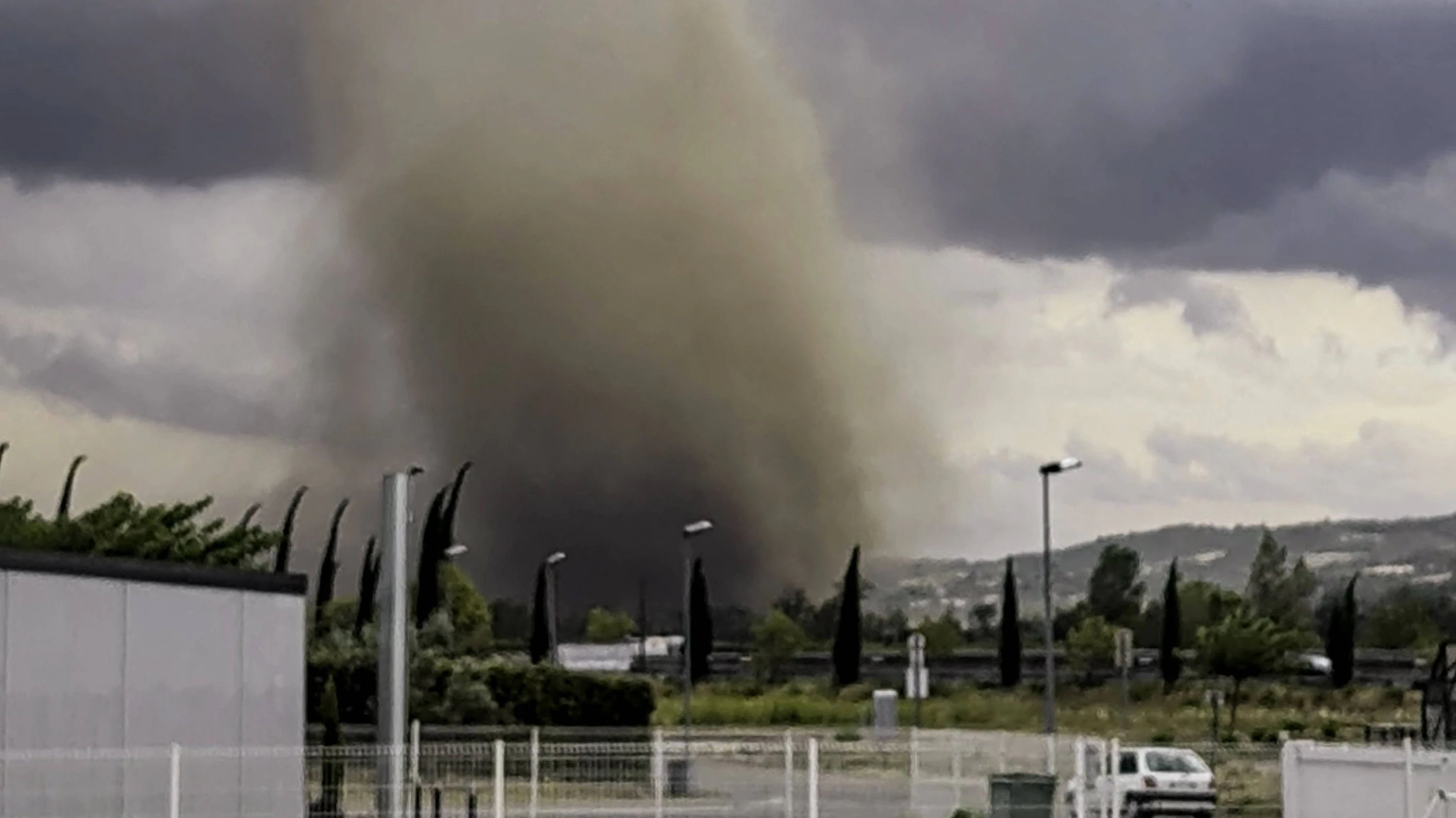 Atemberaubende Aufnahme des Tornados, aufgenommen am 24. August 2026 vom Dorf Cépie im Departement Aude in Frankreich aus.