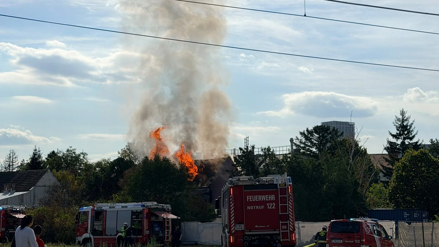 Heute.at - Haus brennt lichterloh! Feuerwehr-Großeinsatz in Wien