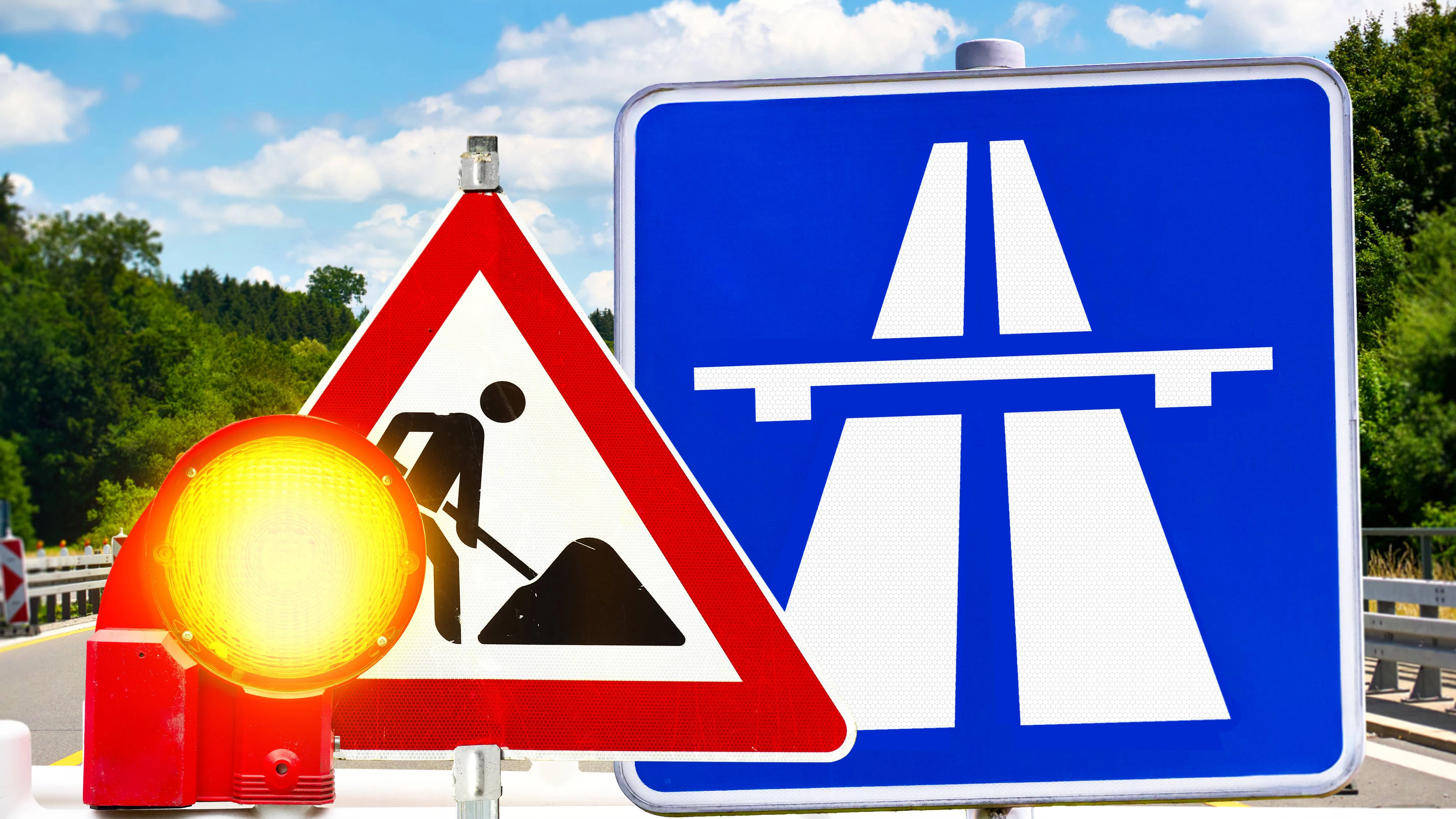 Germany - September 17, 2025: Photo montage, a highway and construction site sign with a warning light indicates roadworks. The image illustrates traffic, infrastructure measures, and safety on German roads. *** Fotomontage, Ein Autobahn- und Baustellenschild mit Warnlampe zeigt den Hinweis auf Bauarbeiten. Das Bild verdeutlicht Verkehr, Infrastrukturmaßnahmen sowie Sicherheit auf deutschen Straßen.