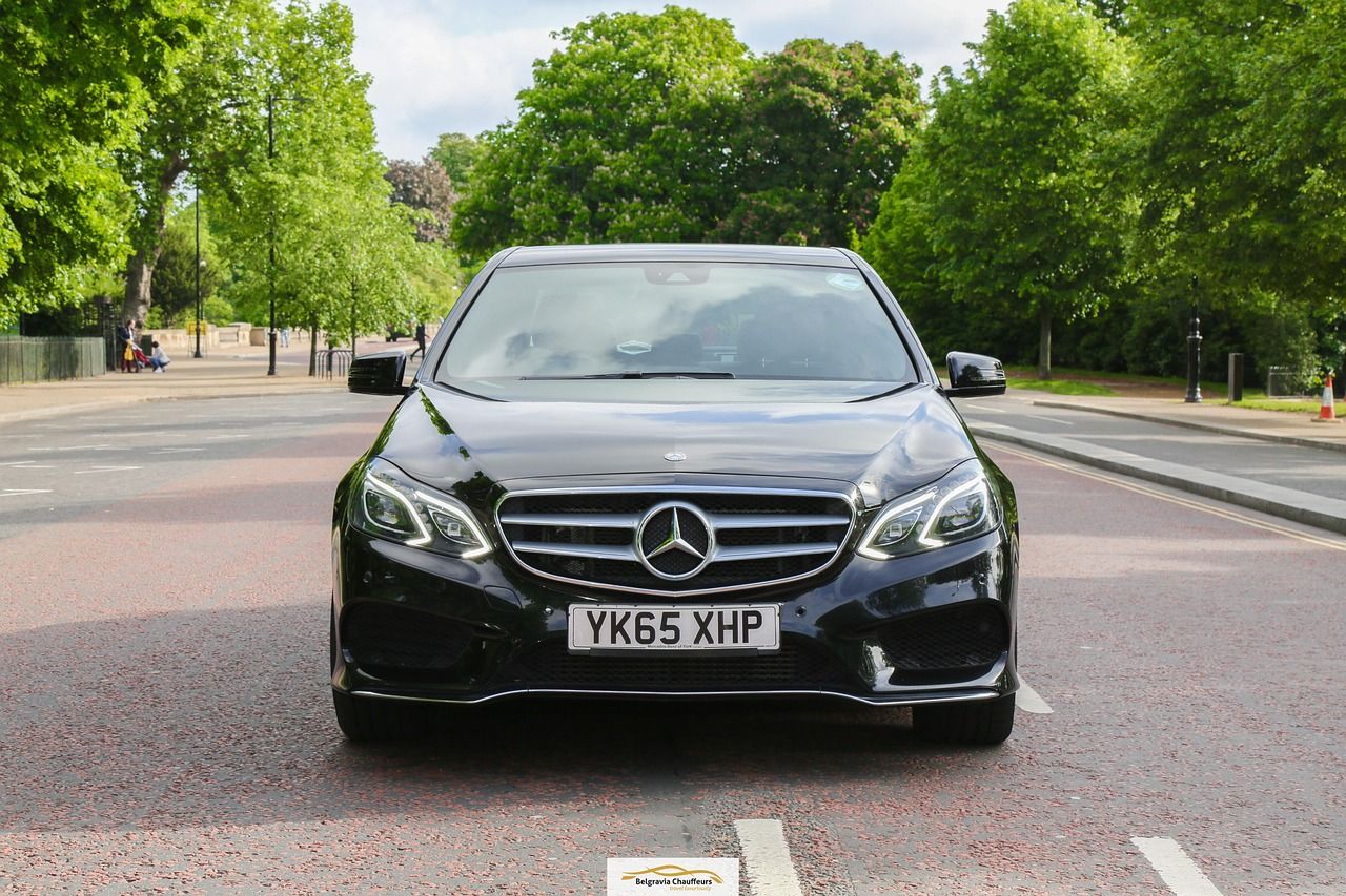 Schwarze Mercedes-Limousine für Staatsfahrten.