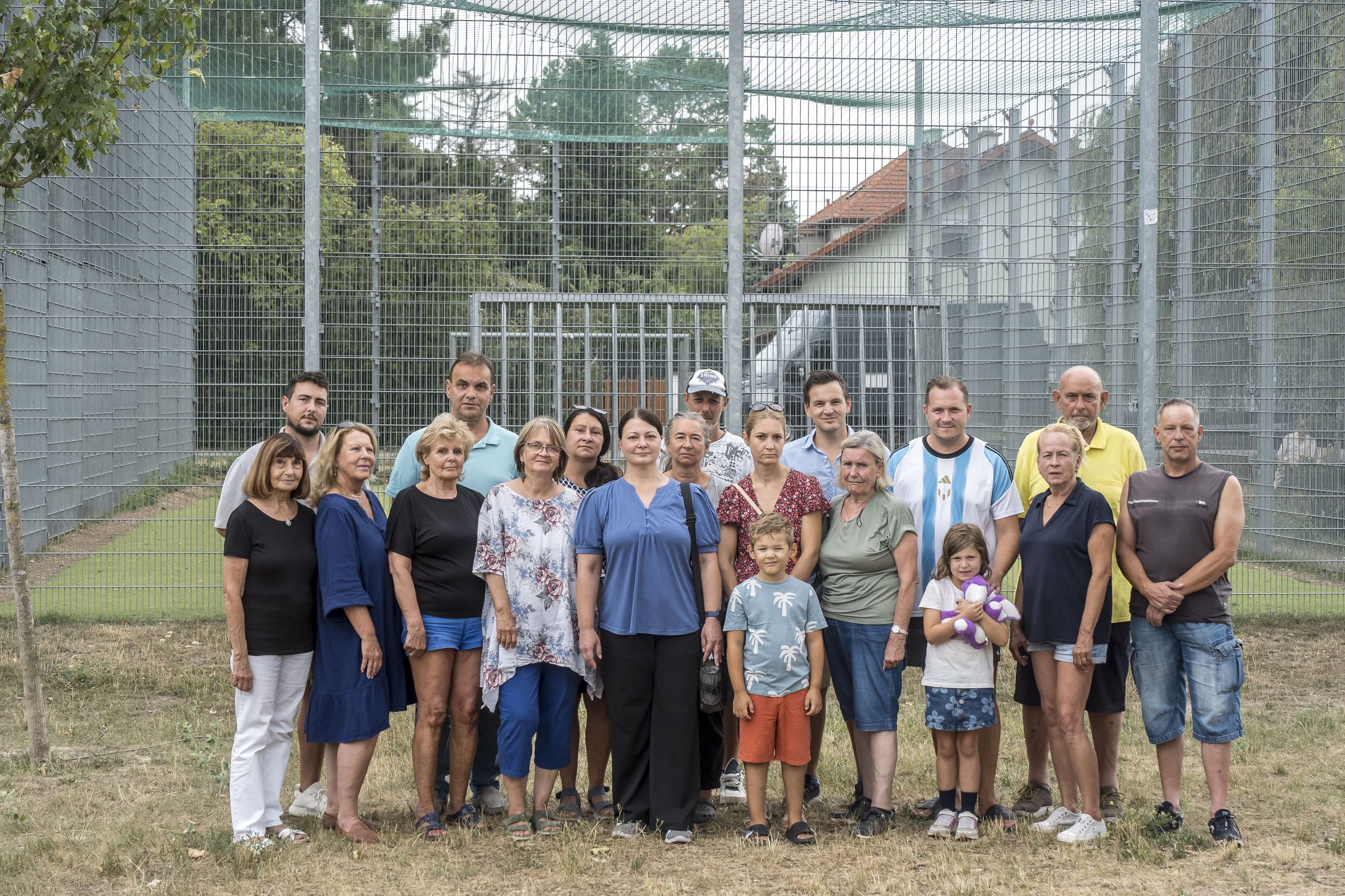 KGV-Obmann Christian Ollinger (hinten, 2.v.l.) und die Anrainer rund um den Fußballkäfig in der Hyazinthengasse sind verzweifelt.