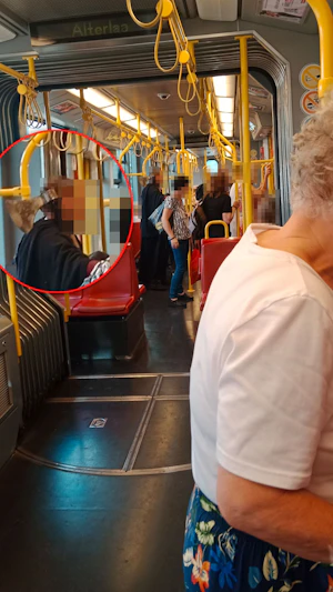 Axt in U6 Wien: Fahrgäste in Angst, skurrile Szene am Wochenende. Wiener Linien verbieten Waffen, Polizei-Einsatz blieb aus.